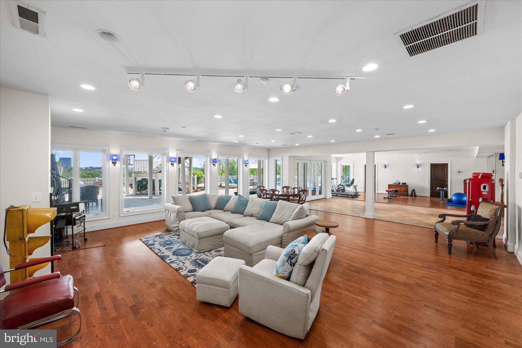 ARLINGTON RIDGE - Residential