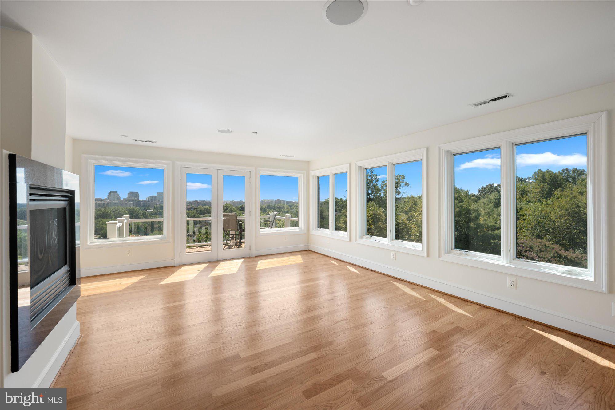 ARLINGTON RIDGE - Residential