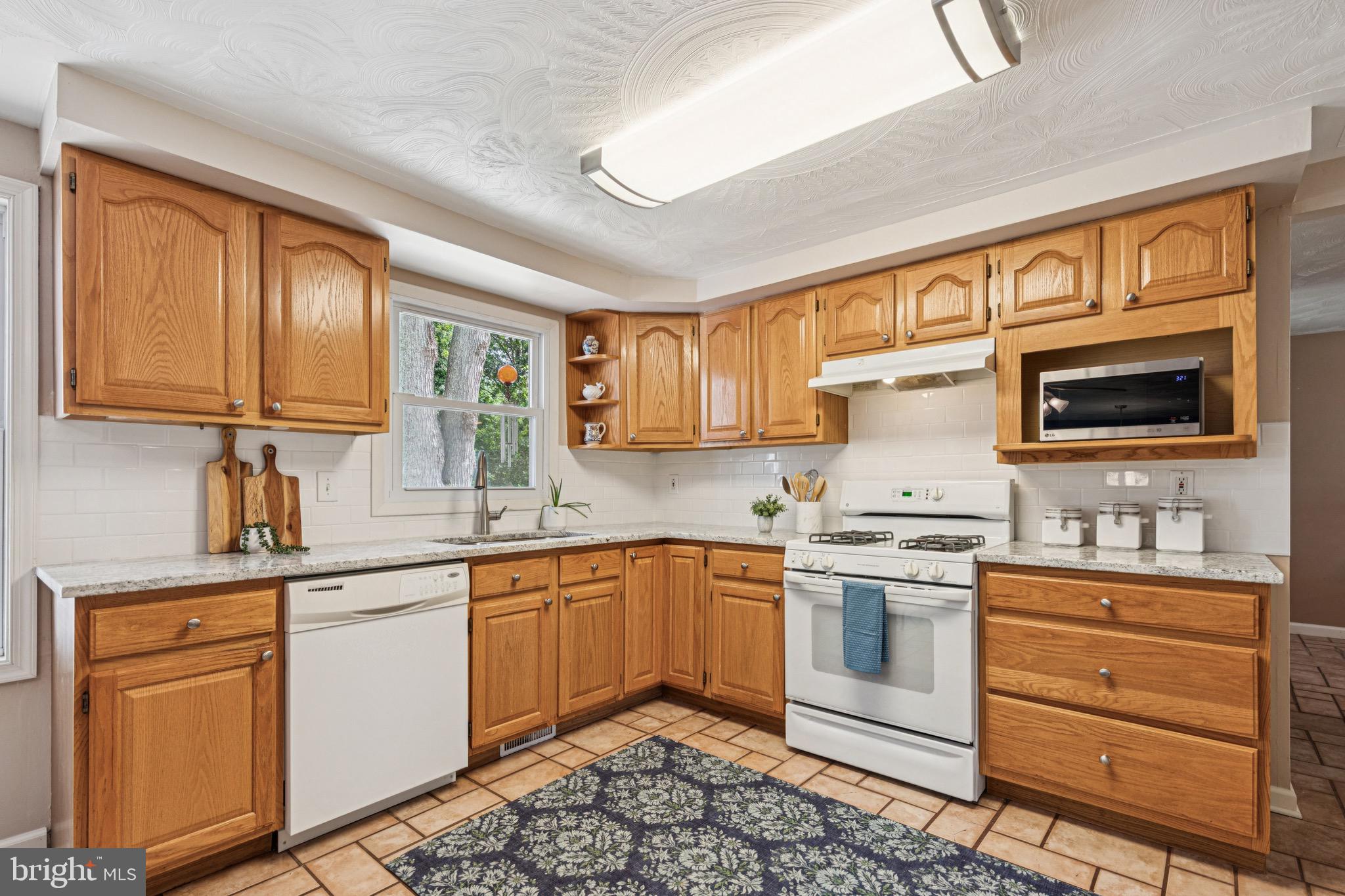 BAY HILLS - Residential