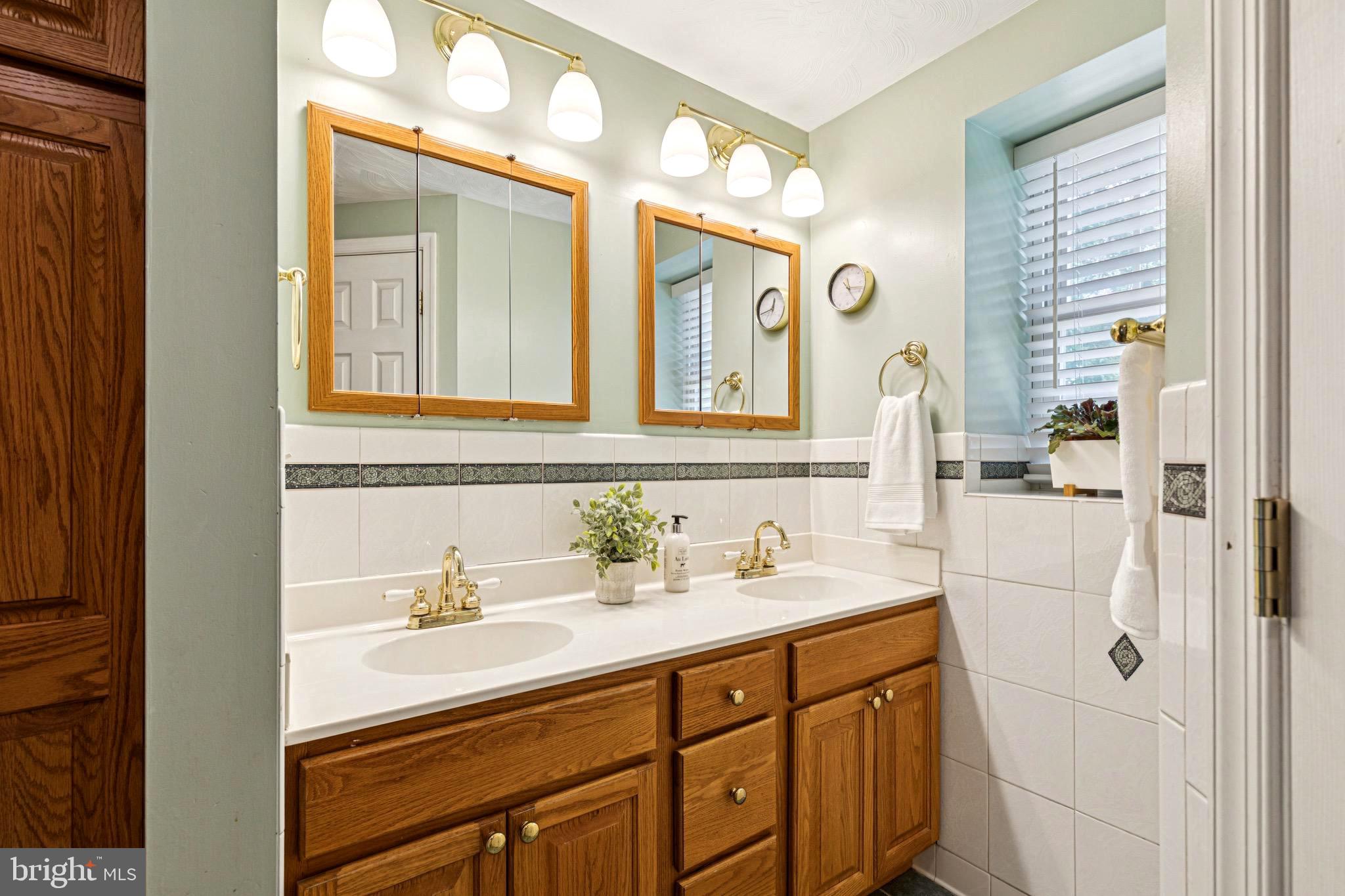 BAY HILLS - Residential