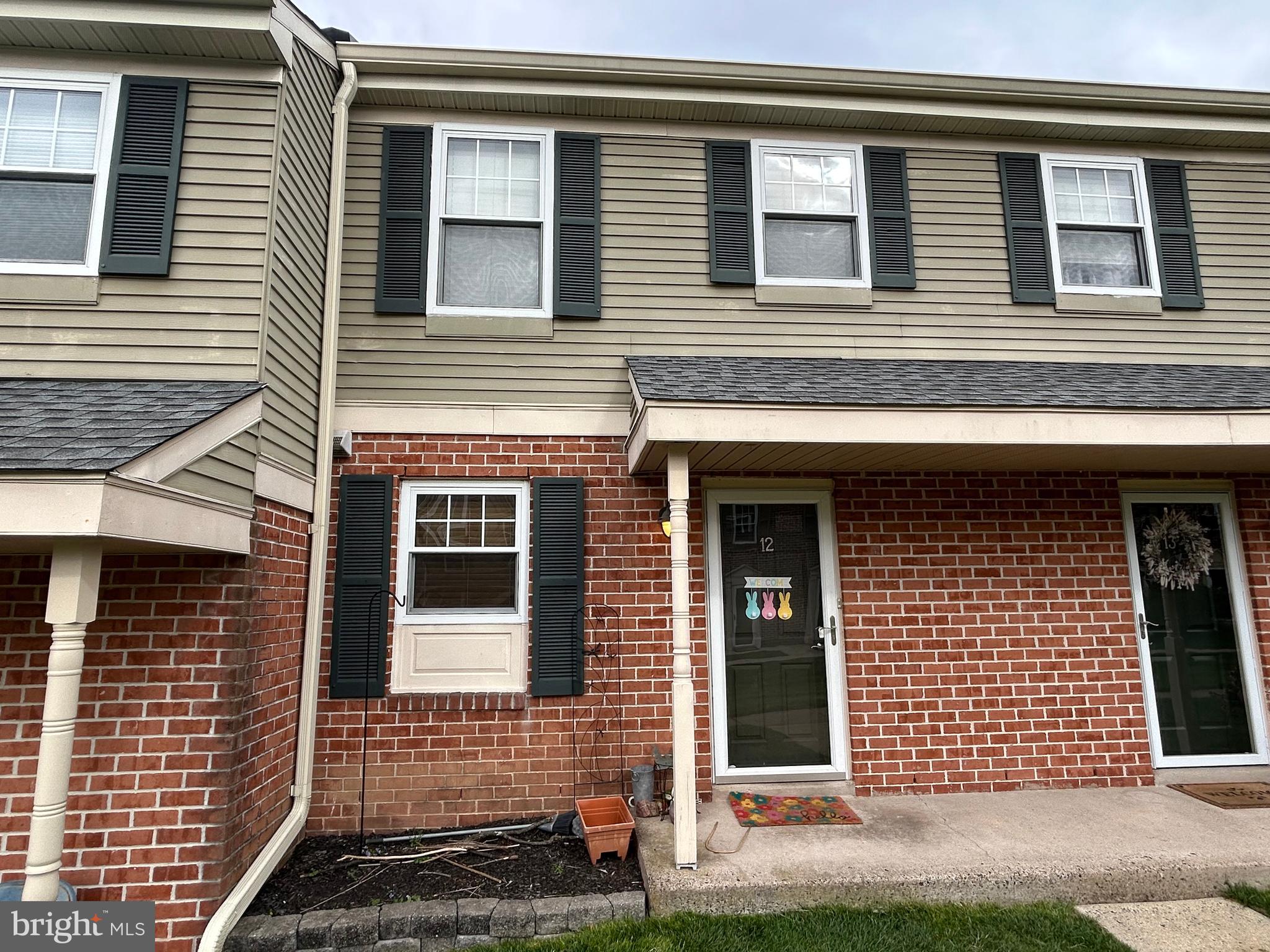 Welcome to this charming townhouse located in Oxford of Bluebell. This two bedroom, 1 full / 1 half bath townhouse features beautiful flooring and tile work (bathroom). Modern kitchen appliances.
Located in the highly rated Wissahickon school district with easy access to shopping and major highways. You'll have your own washer/dryer located on the second floor. Oxford at Blue Bell provides: community pool, tennis courts, fitness center and a playground.