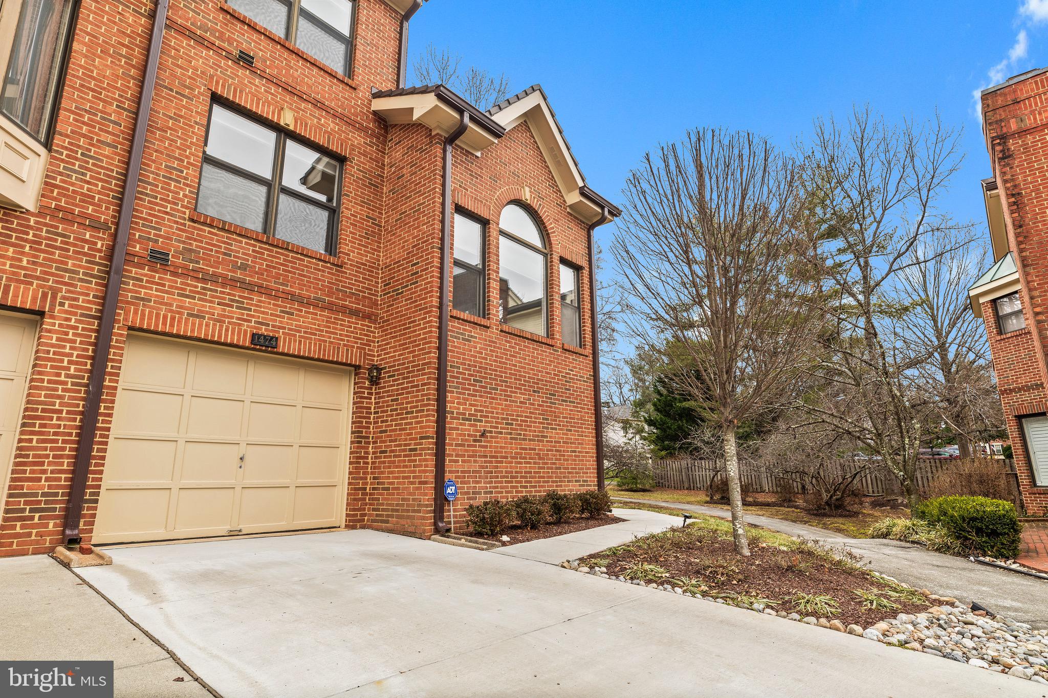 HAMPTONS OF MCLEAN - Residential