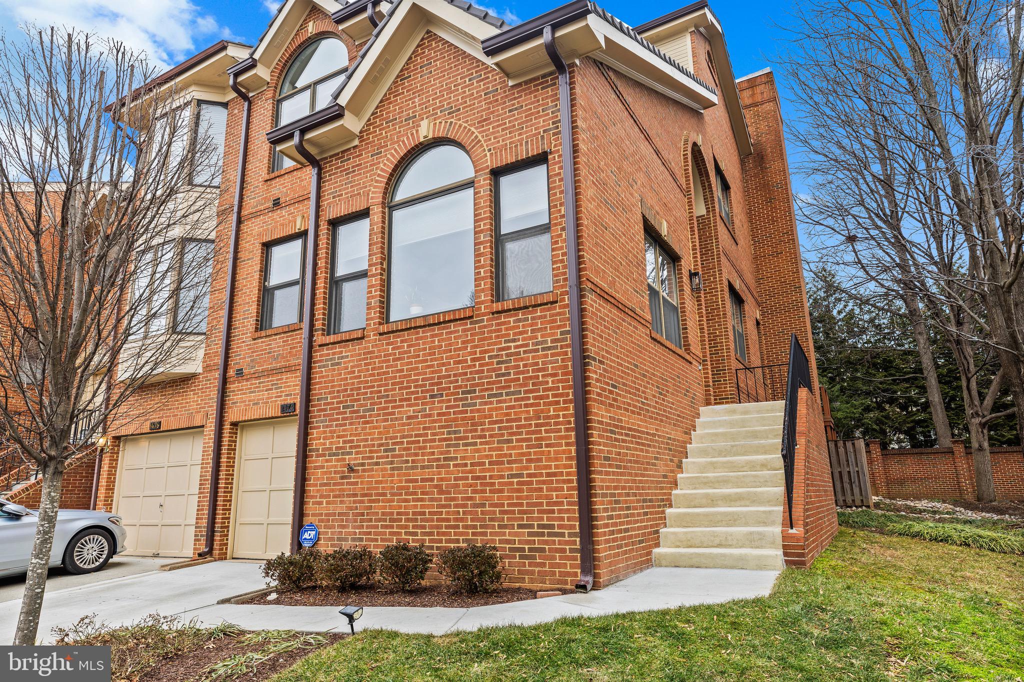 HAMPTONS OF MCLEAN - Residential