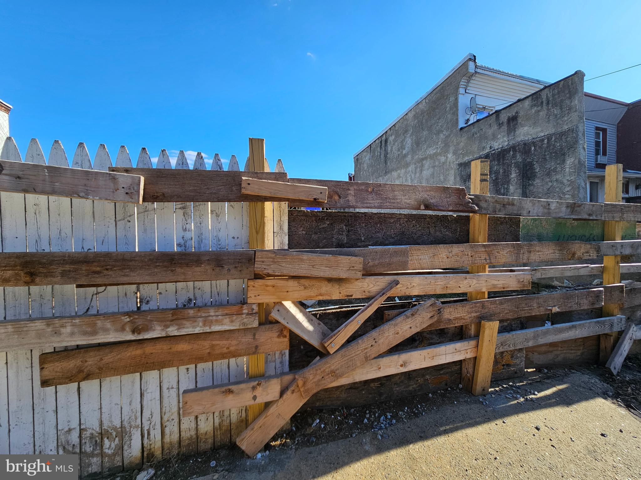 2319 N SMEDLEY STREET 23