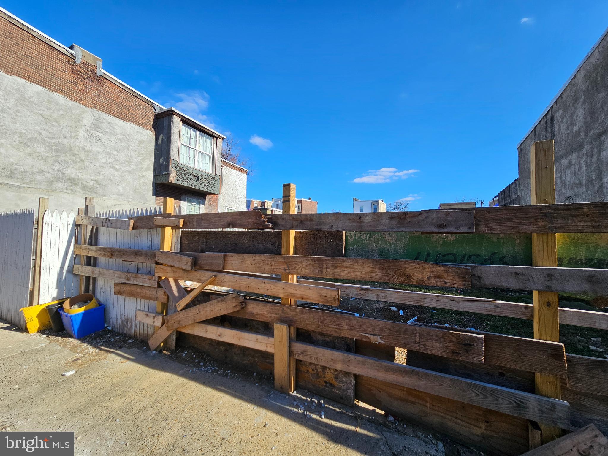 2319 N SMEDLEY STREET 23