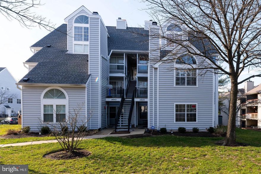 Stunning, upscale 1 bedroom with spiral staircase to large loft and extra storage.  Soaring ceilings in the 
living room and dining room.  Enjoy the wood burning fireplace in living room, kitchen with stainless steel
appliances, stackable washer and dryer, and pass through to living area.  Good sized bedroom with large closet.  Balcony off the dining area. Low condo fee and FHA approved according to management company. Please confirm with your lender that property is FHA approved.  Home inspections welcomed but selling as-is. Everything you need is here and great location walking distance to shopping, restaurants, park, and I-95.