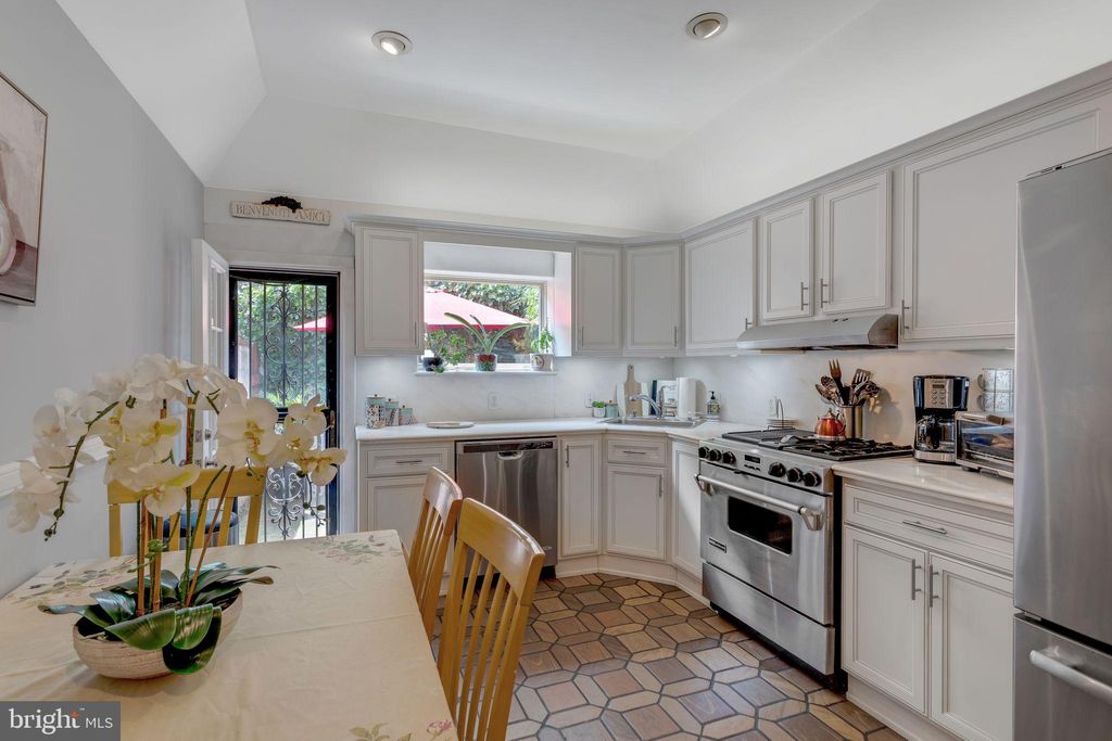 Photo of 610 Pine Street, PHILADELPHIA, PA 19106 (MLS # PAPH2489782)