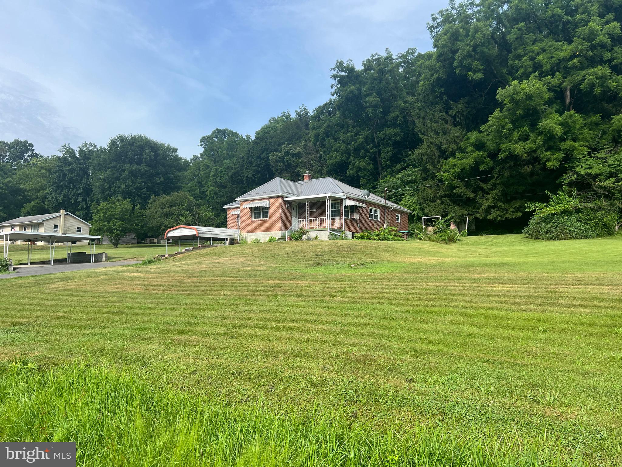 This charming 3-bedroom, 1.5-bath brick rancher offers solid bones and endless potential. While it’s in need of some repairs, it’s a diamond in the rough for investors or handy homeowners looking to build equity.
Don't miss your opportunity at this great price, call today for a showing.