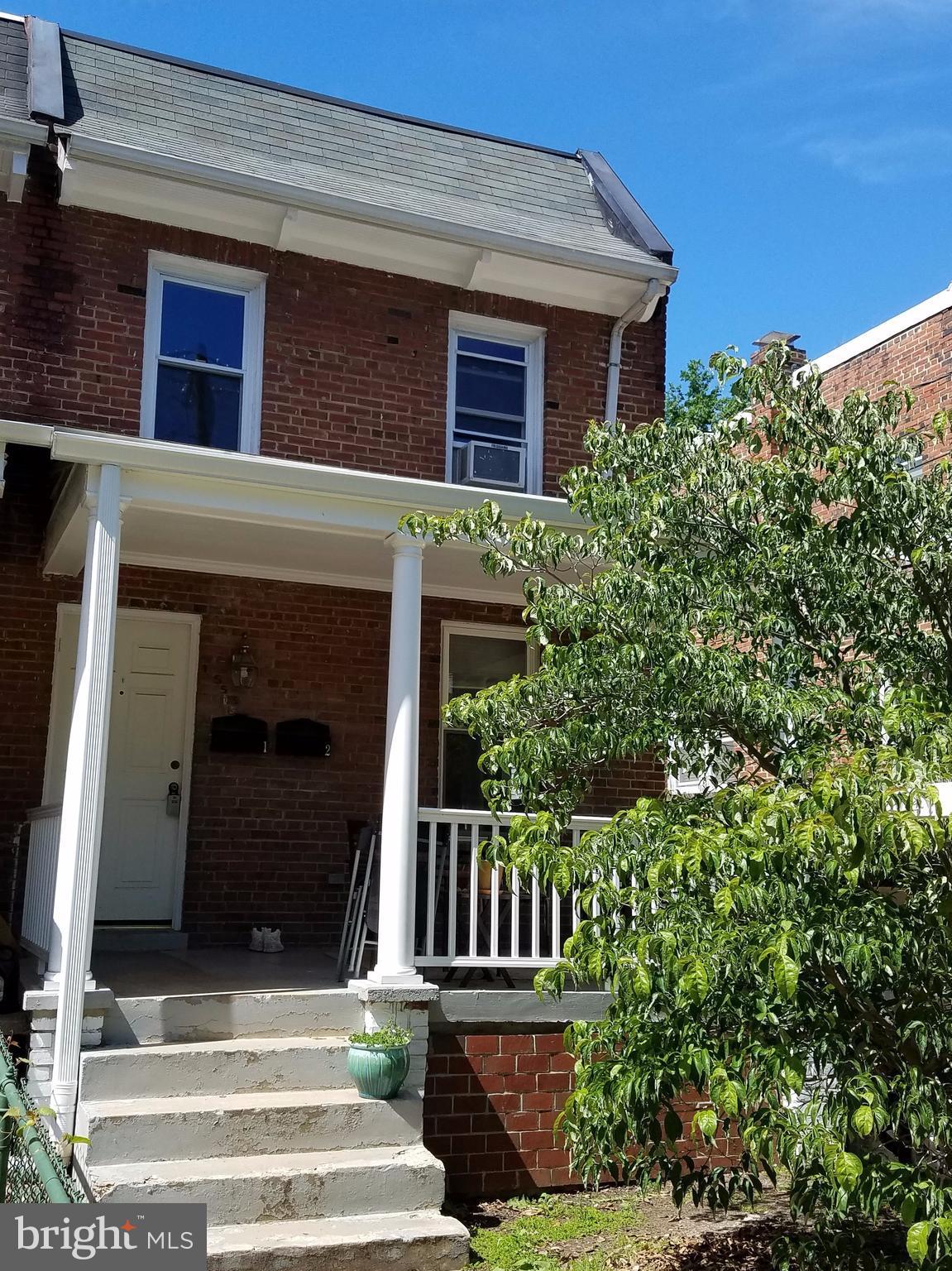 Why drive when you can live here! Minutes to Rosslyn Metro, Wonderful 2 Bedroom top floor apartment. Unit has recently been renovated inside. Walk to Georgetown, Metro, Courthouse with shopping and dining. Secluded neighborhood in the middle of Rosslyn. Utilities Included!, vacant and ready to move in.