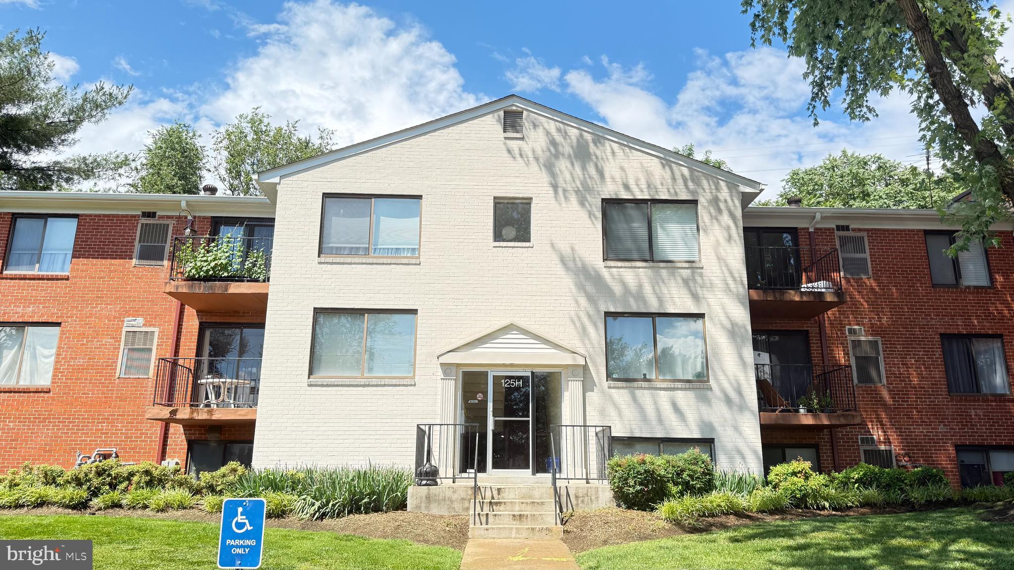 COUNTRY CLUB GREEN - Residential