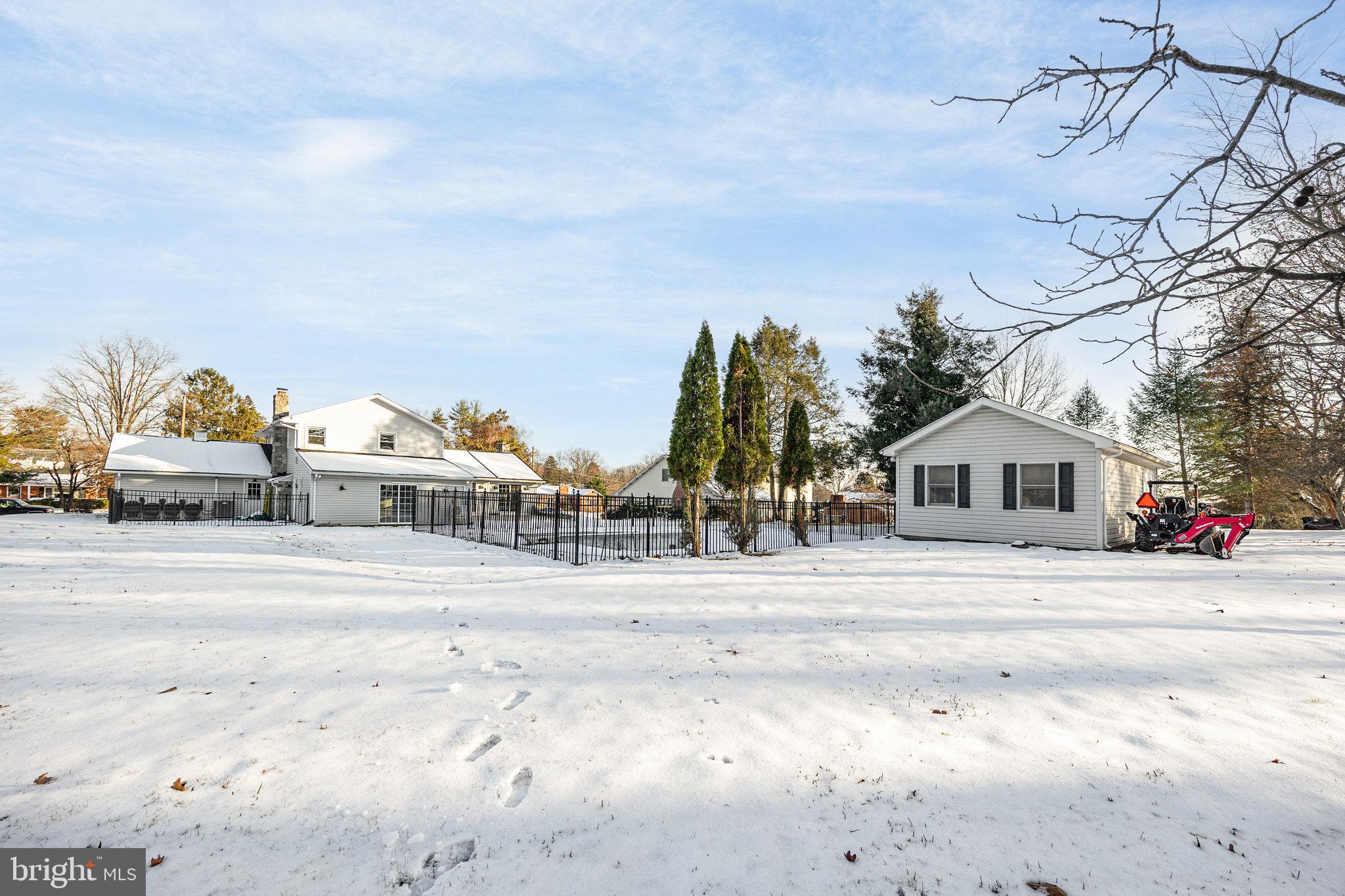 COLONIAL CREST - Residential