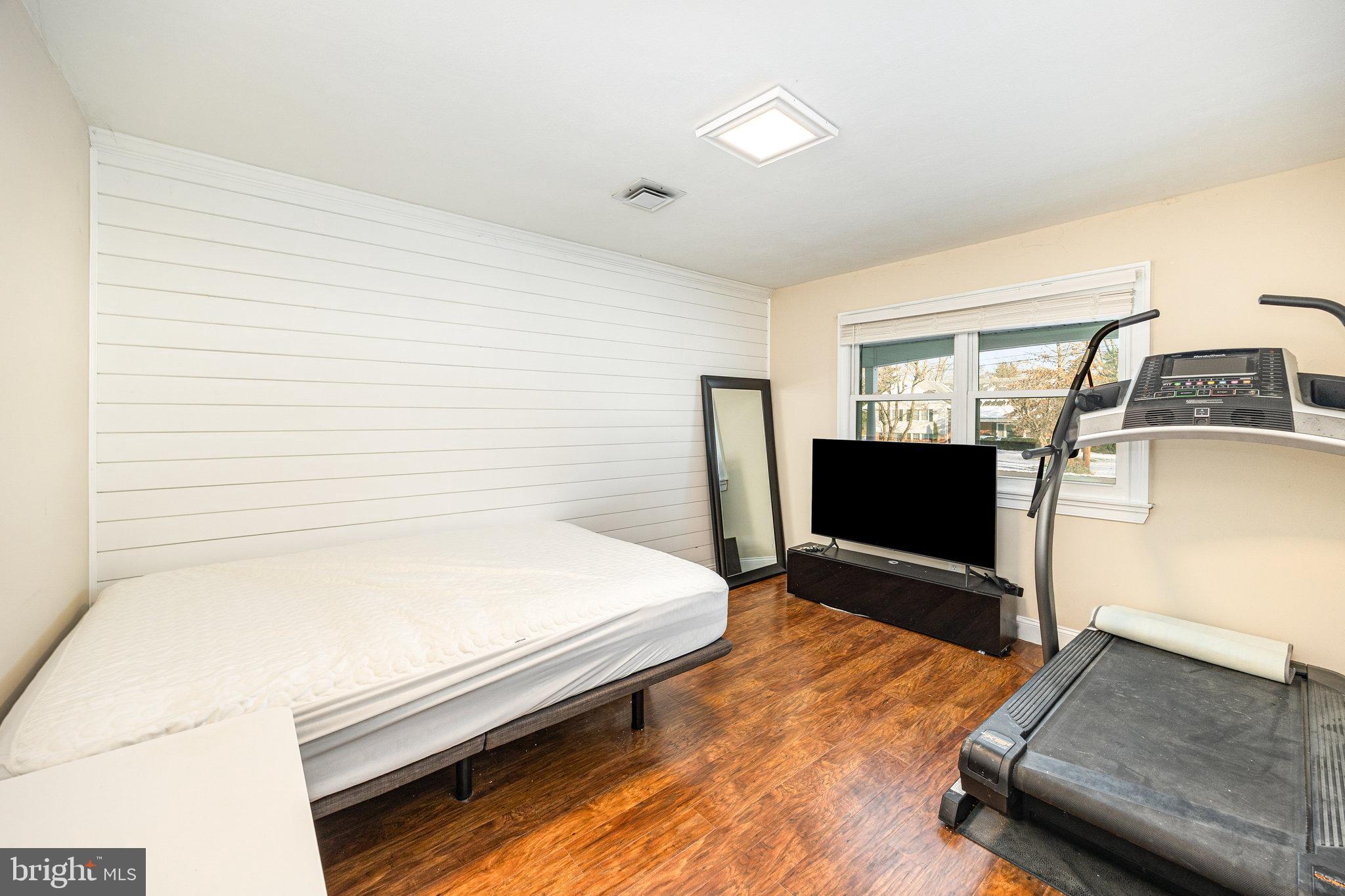 COLONIAL CREST - Residential