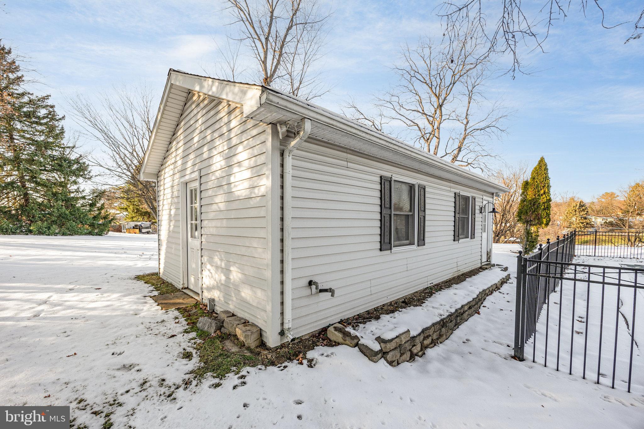 COLONIAL CREST - Residential