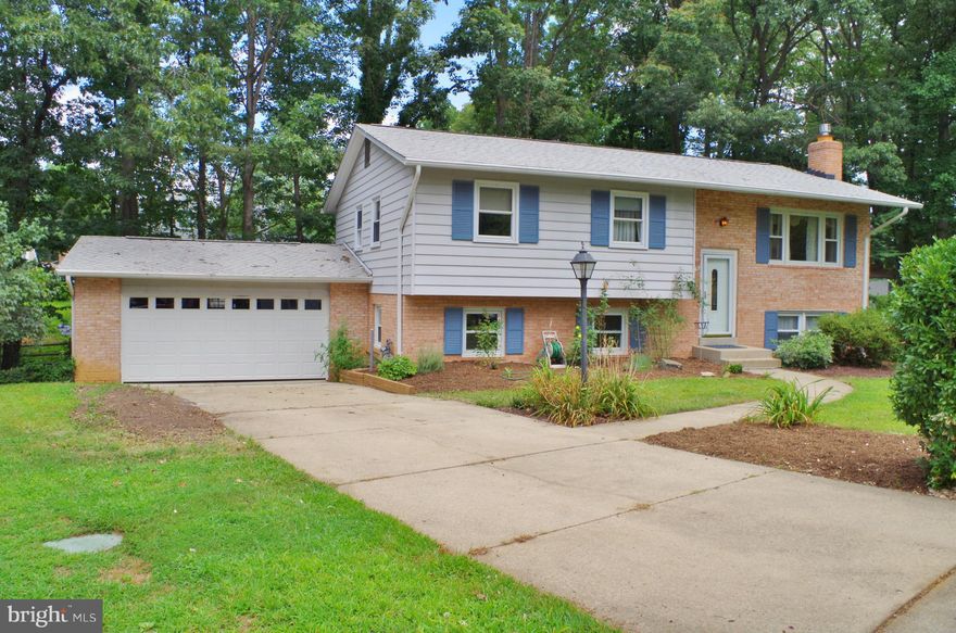 Beautiful single family home w/ updated kitchen and granite counter top. 4 beds/3 baths: master bedroom w/ full bath, downstairs has a large bedroom with a full bath. Huge 2  car garage. Located in a quiet cul-de-sac. Enjoy a quiet afternoon on the large deck overlooking shaded yard. Close to shops and I-95. One of the least expensive homes with a garage.