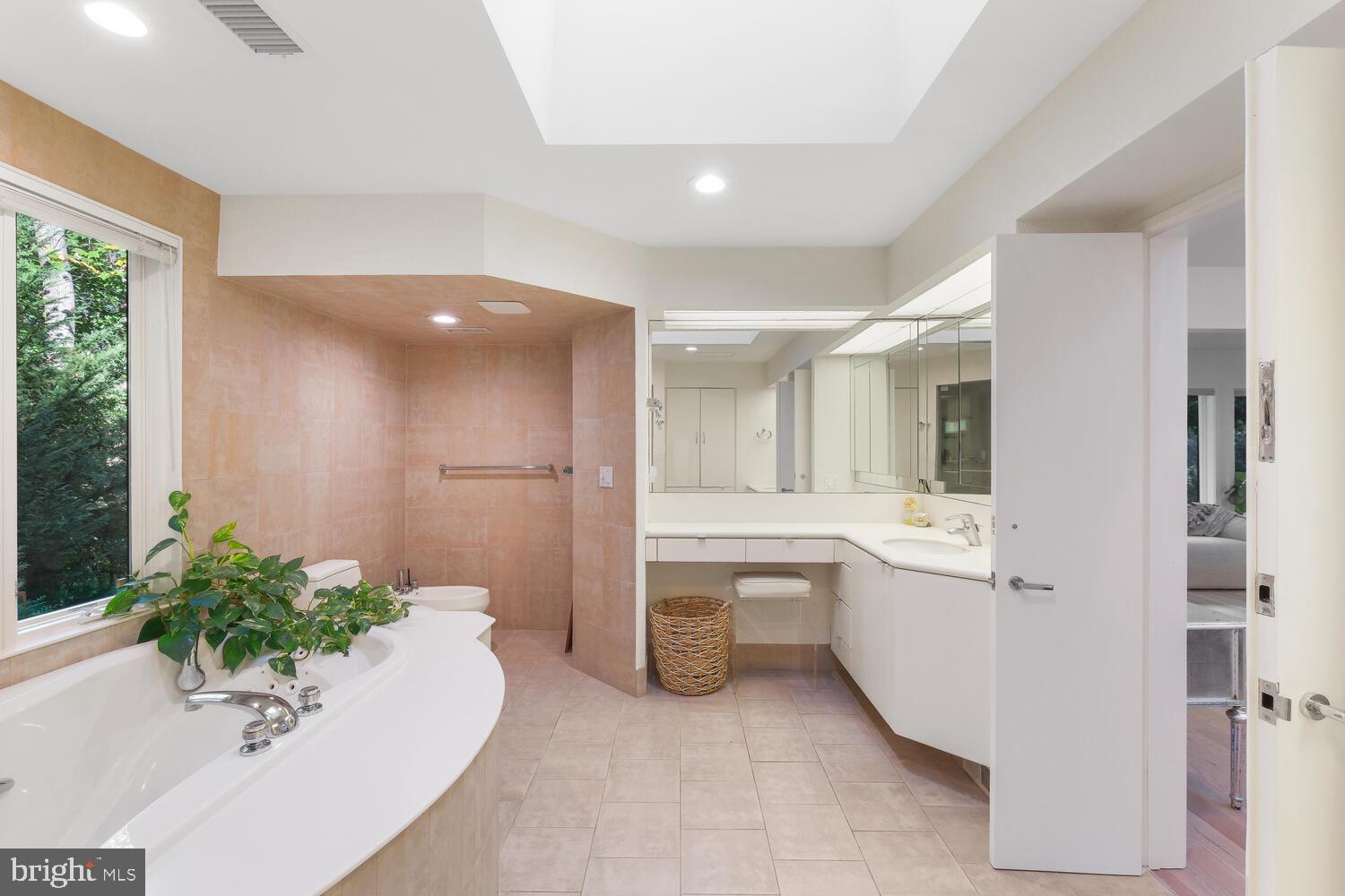 LUXMANOR - Residential