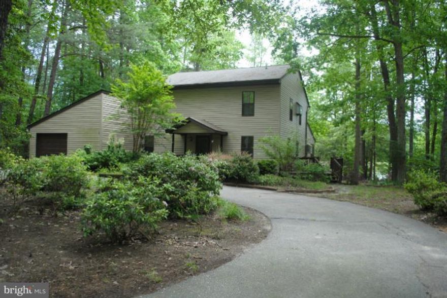 Great rental on a Lake Front Property!  Privacy and yet the location is prime.  4 bedrooms, 3 baths - huge kitchen and family room.  Contemporary and very open floor plan.  Ready to move in and the garage is attached.