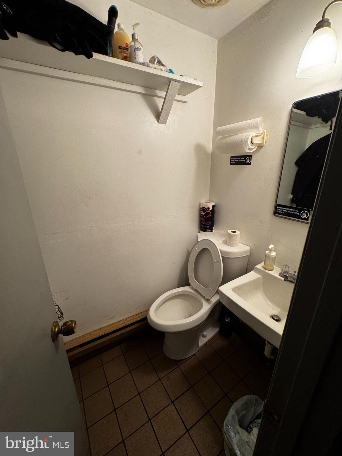 Main image without alt text