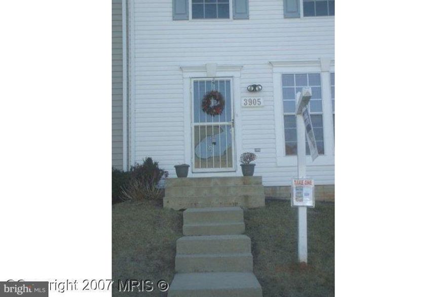 Great townhouse in great neighborhood. Minor TLC needed to make this the home of your dreams. Large rooms and a full basement! Walk don't run to this great investment!