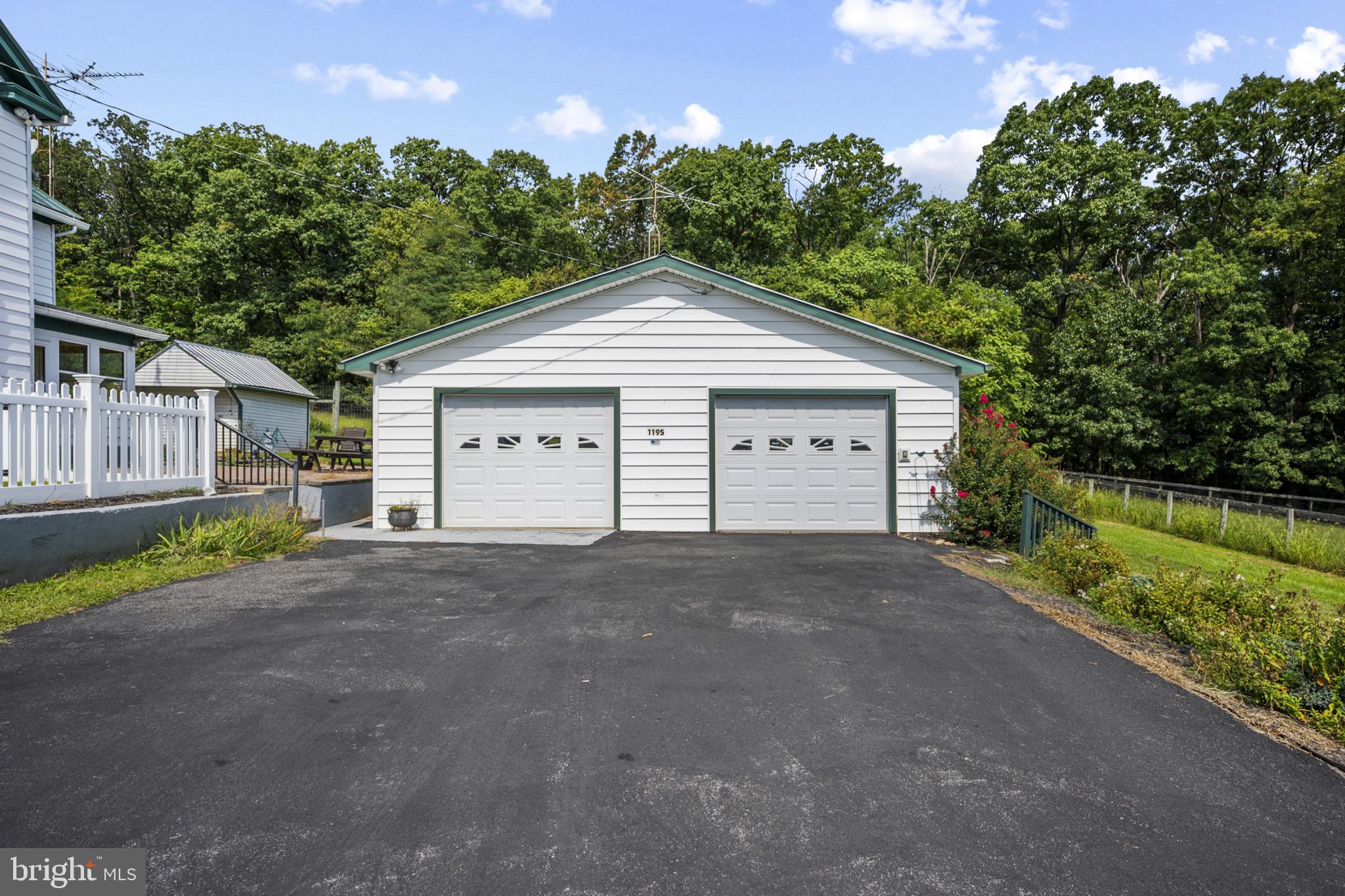 1195 LOOP ROAD