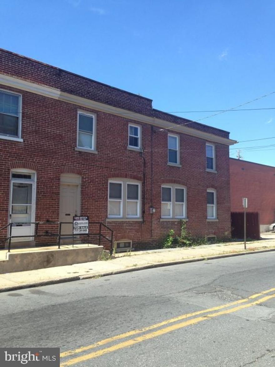 Excellent Opportunity! Well maintained, vacant and ready for a tenant or homeowner. Off Street parking a major plus!