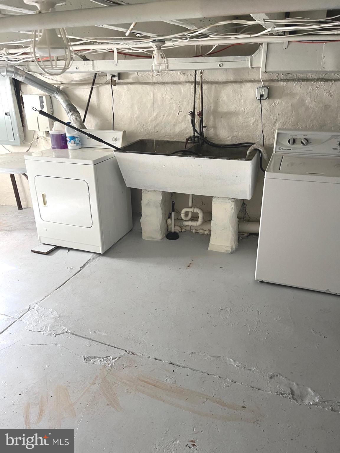 PORT RICHMOND - Residential Lease