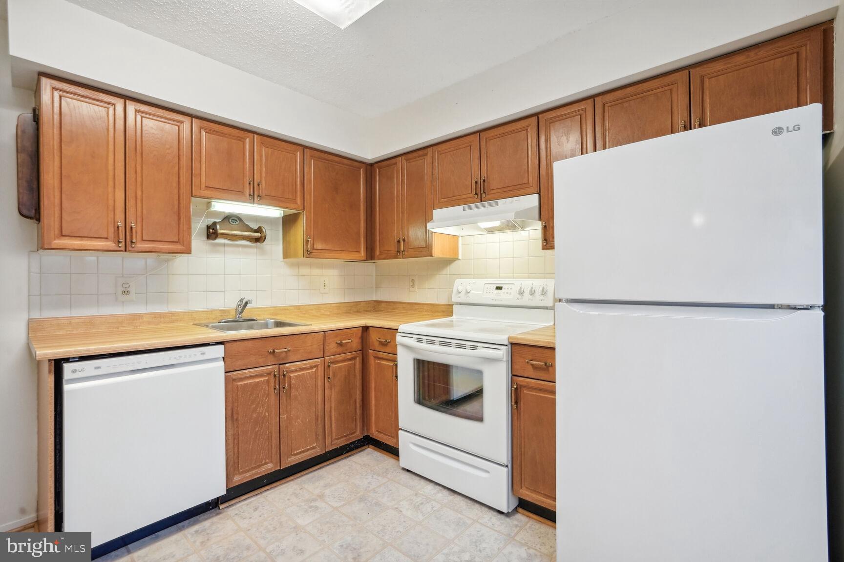 OAKWOOD COMMONS AT BURKE - Residential Lease