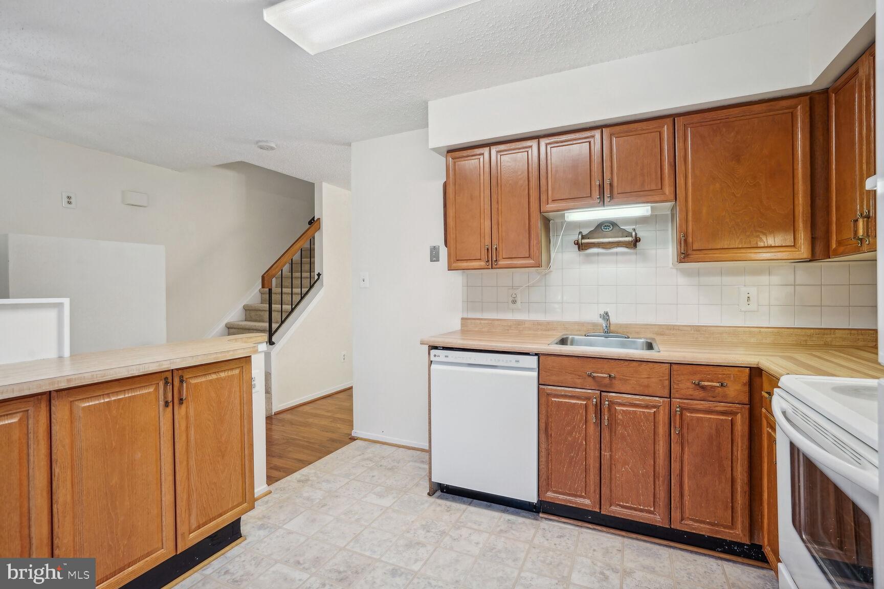 OAKWOOD COMMONS AT BURKE - Residential Lease