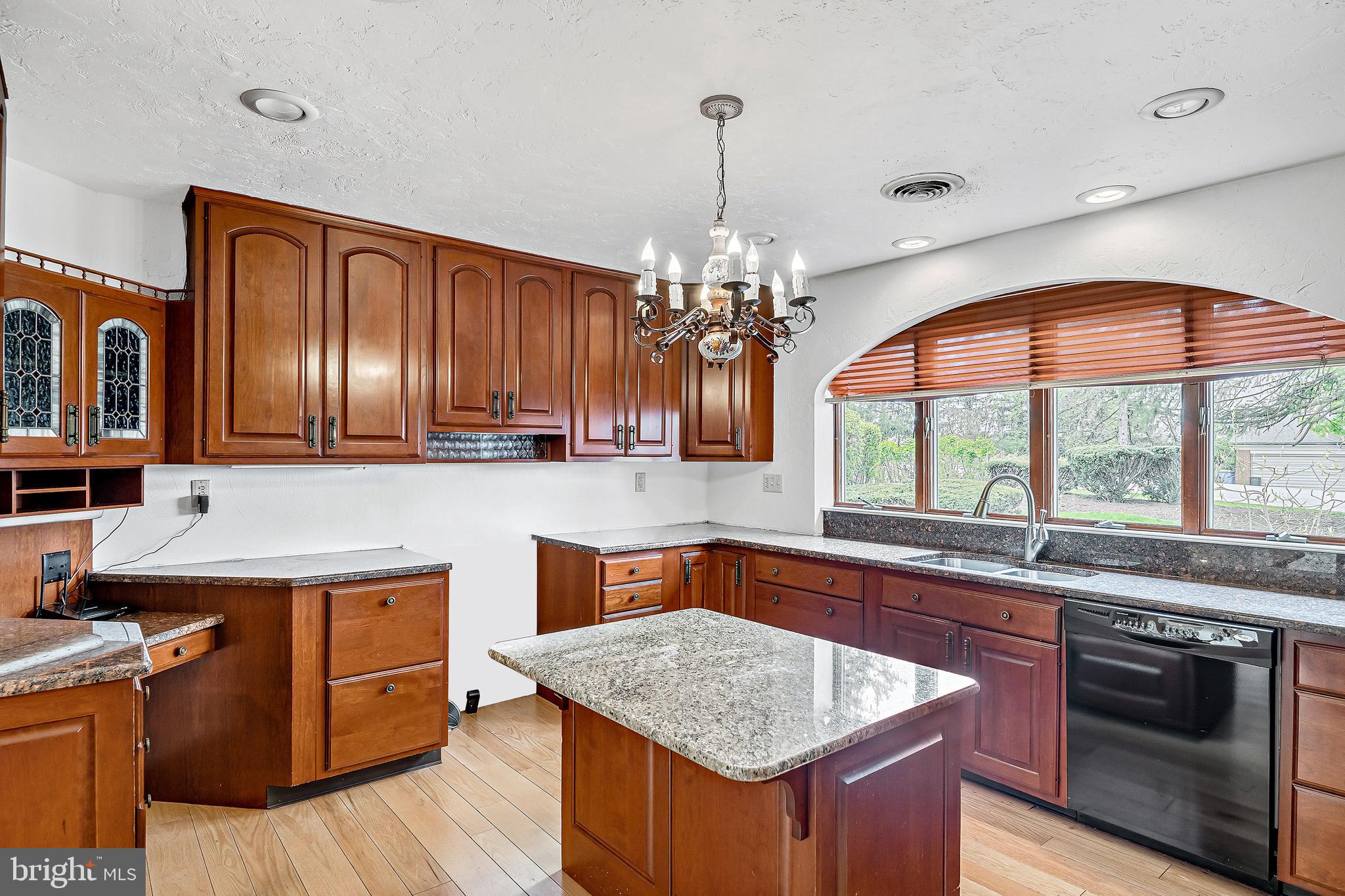 STRATHCONA HILLS - Residential