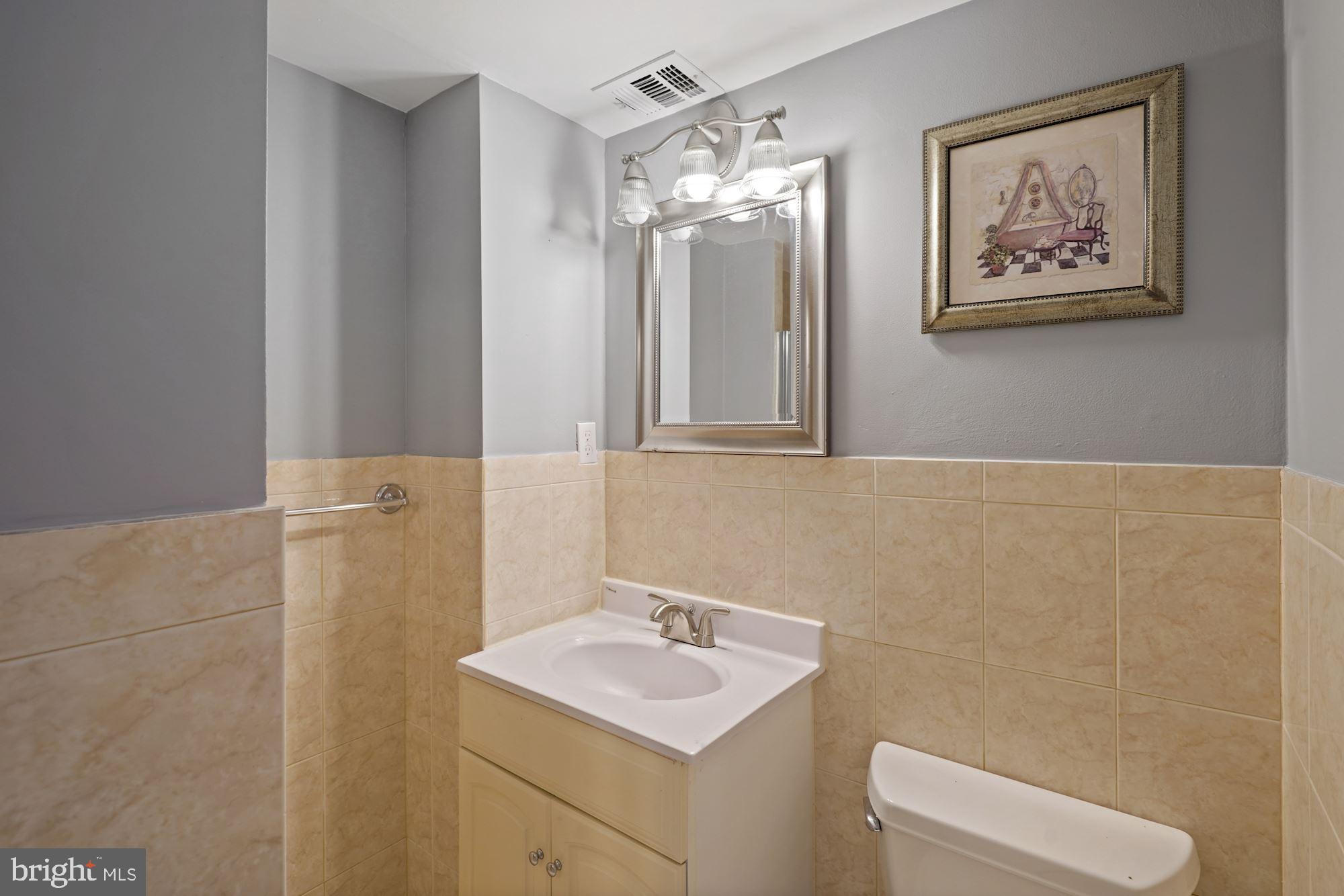 HERITAGE SQUARE - Residential Lease