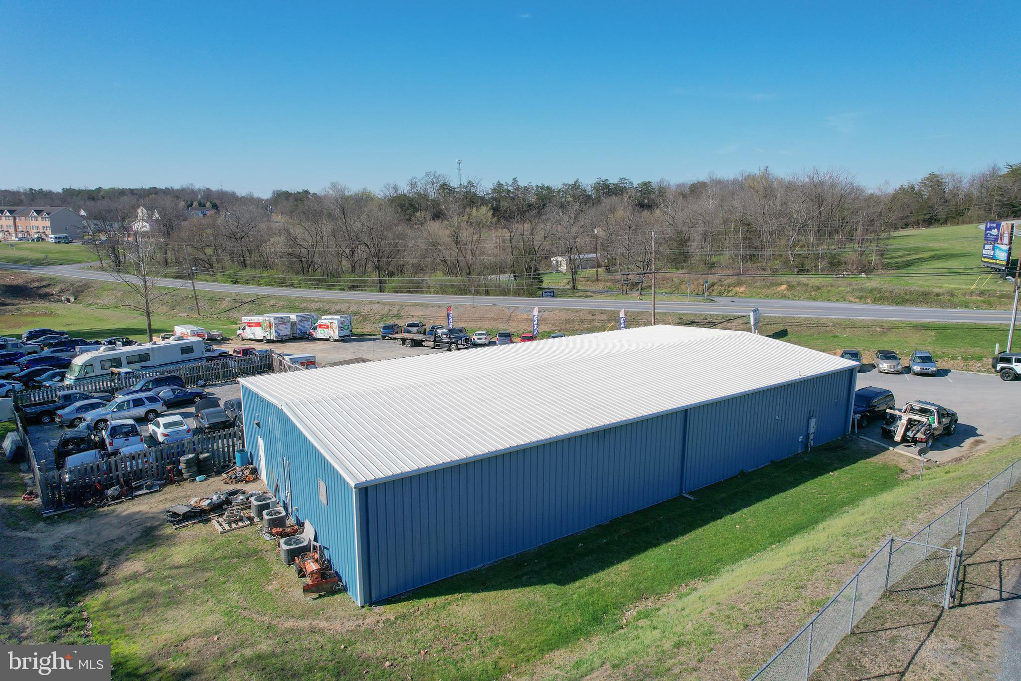 Main image without alt text