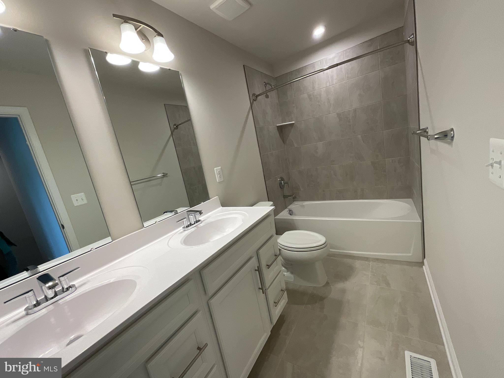 COURTHOUSE COMMONS - Residential Lease