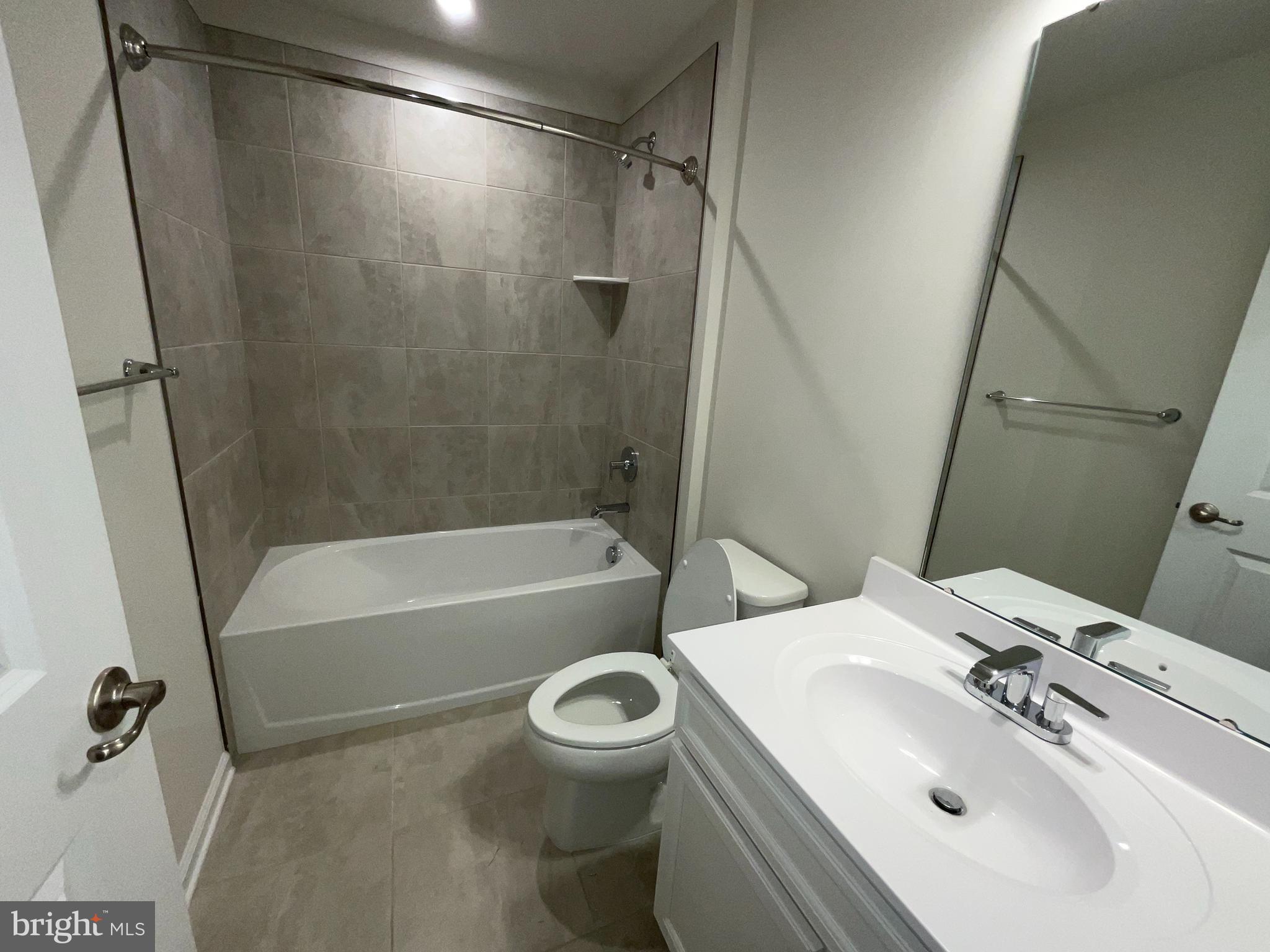 COURTHOUSE COMMONS - Residential Lease