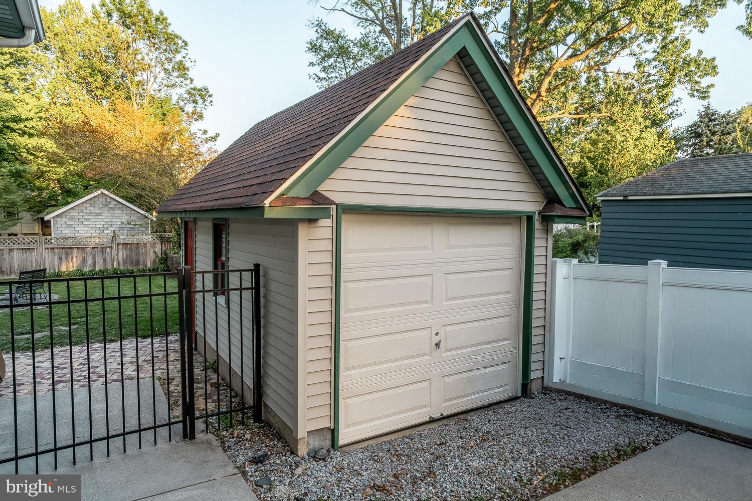 214 E LINDEN AVENUE