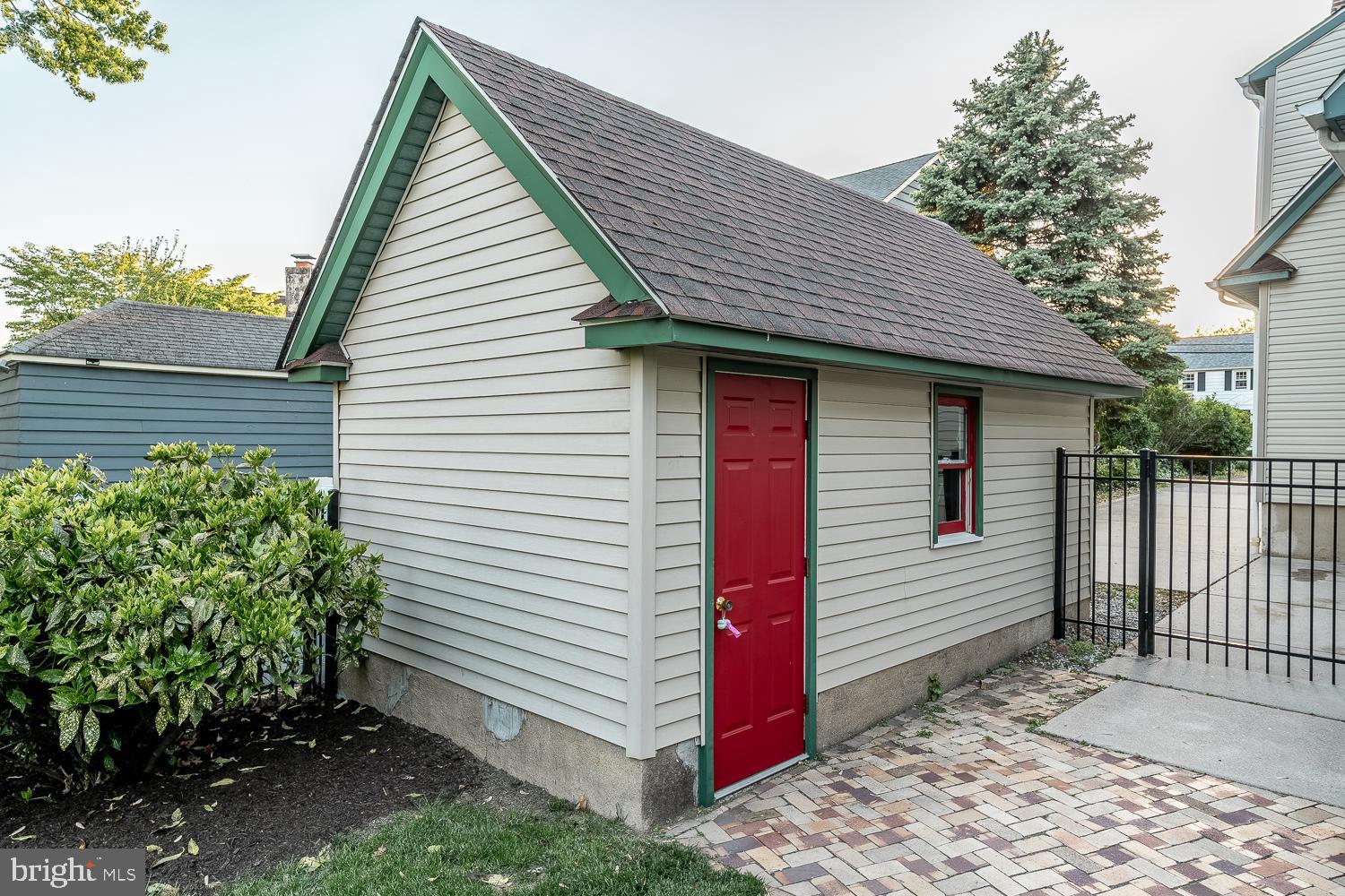 214 E LINDEN AVENUE