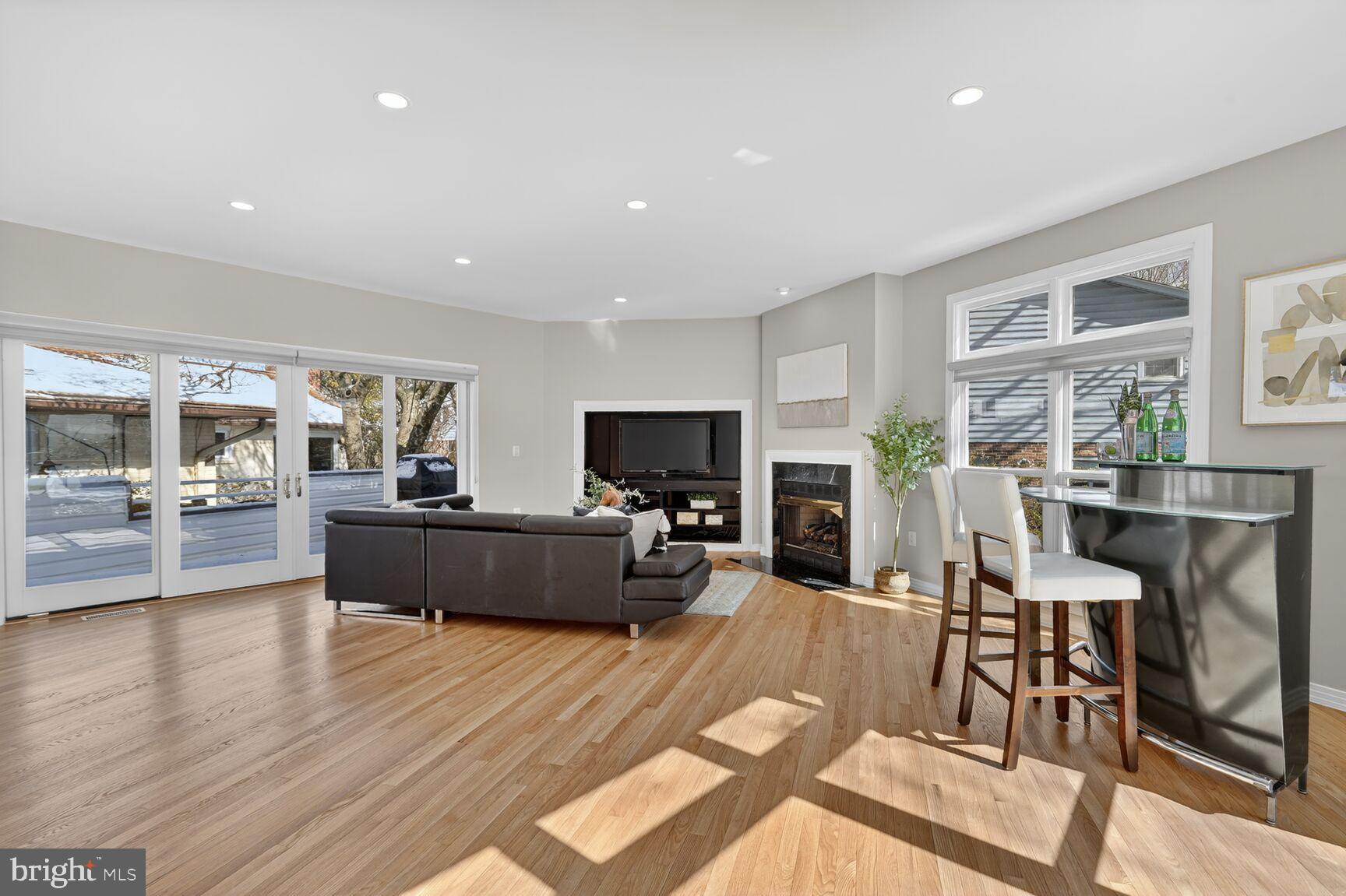 THE WILLIAMSBURG - Residential