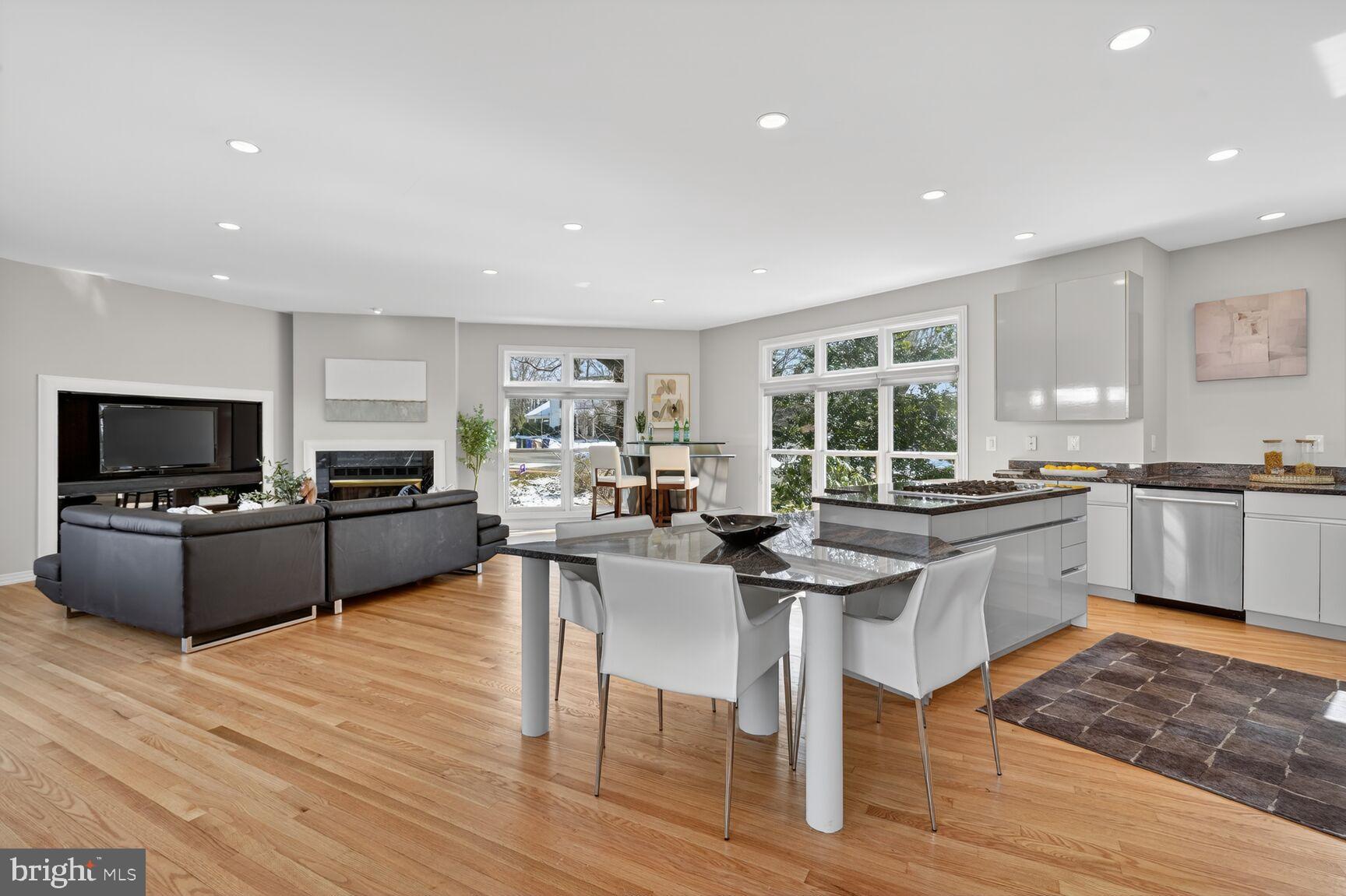 THE WILLIAMSBURG - Residential