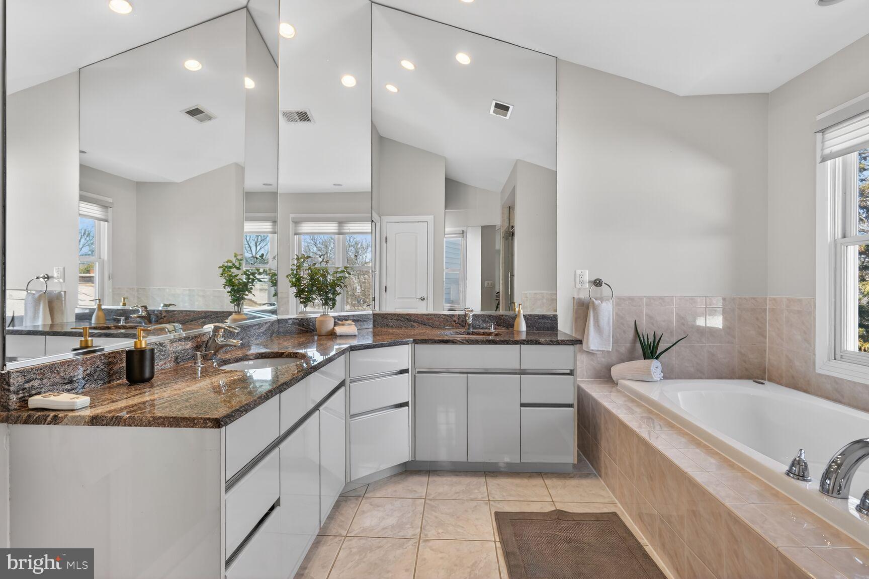 THE WILLIAMSBURG - Residential