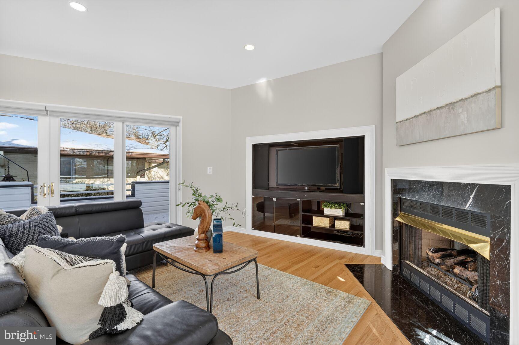 THE WILLIAMSBURG - Residential