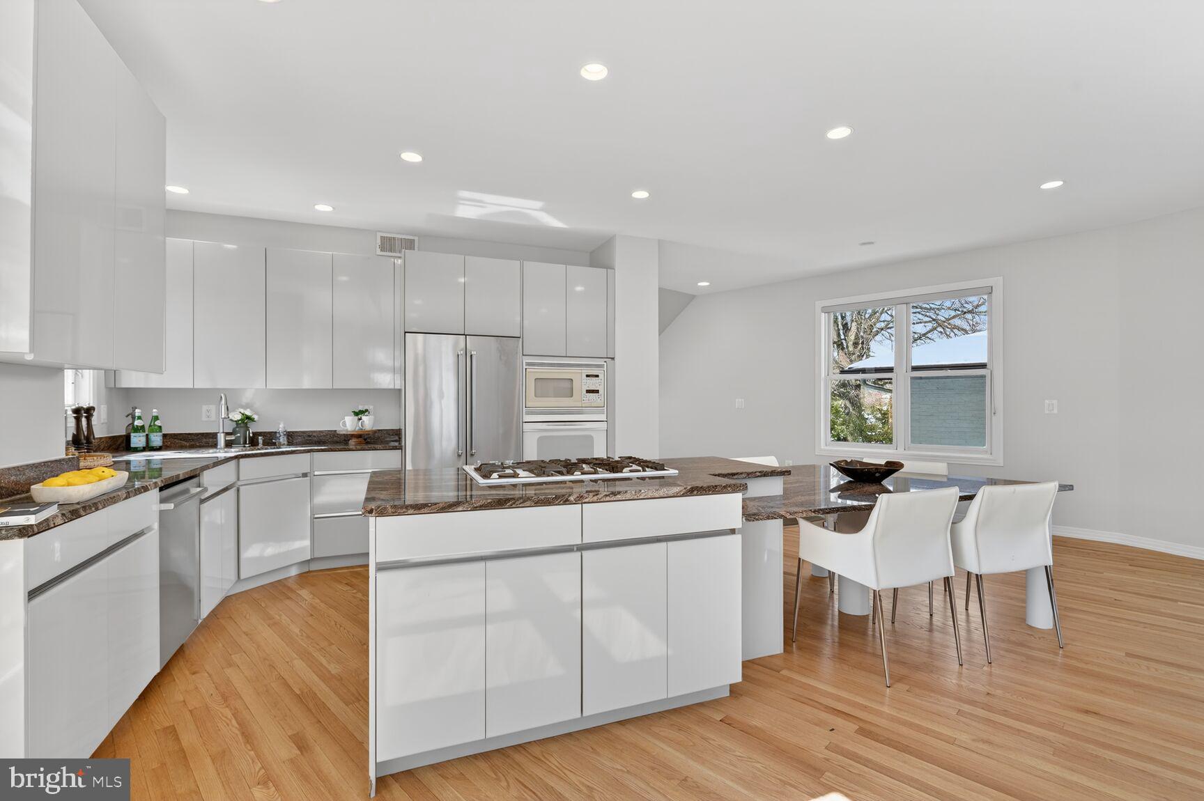 THE WILLIAMSBURG - Residential