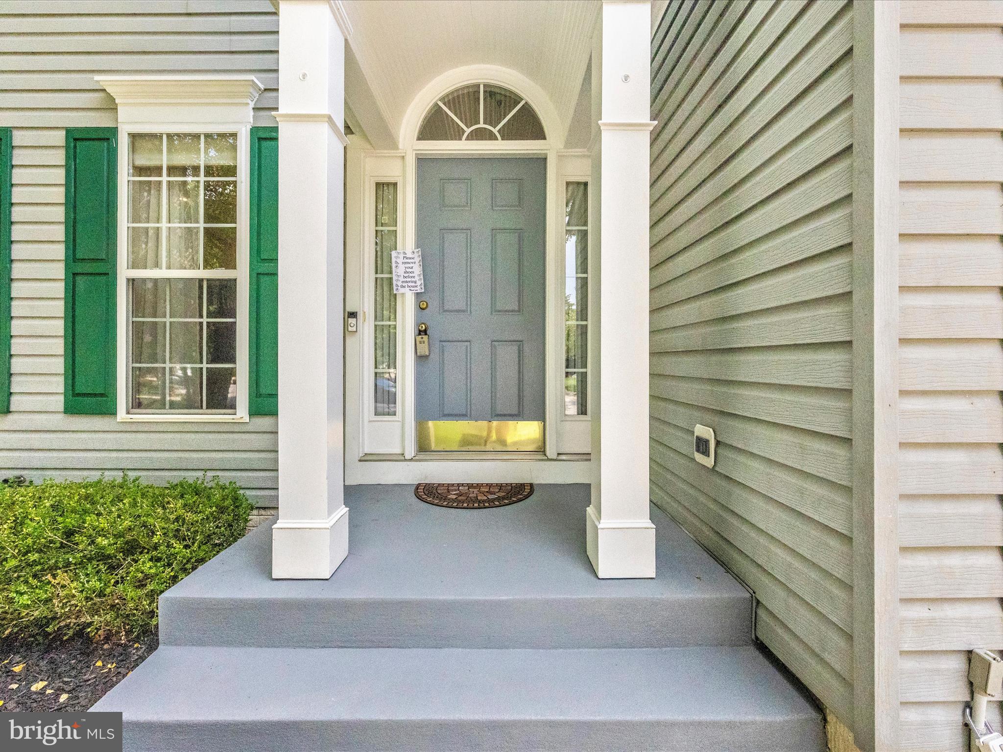 5812 WHITE PEBBLE PATH