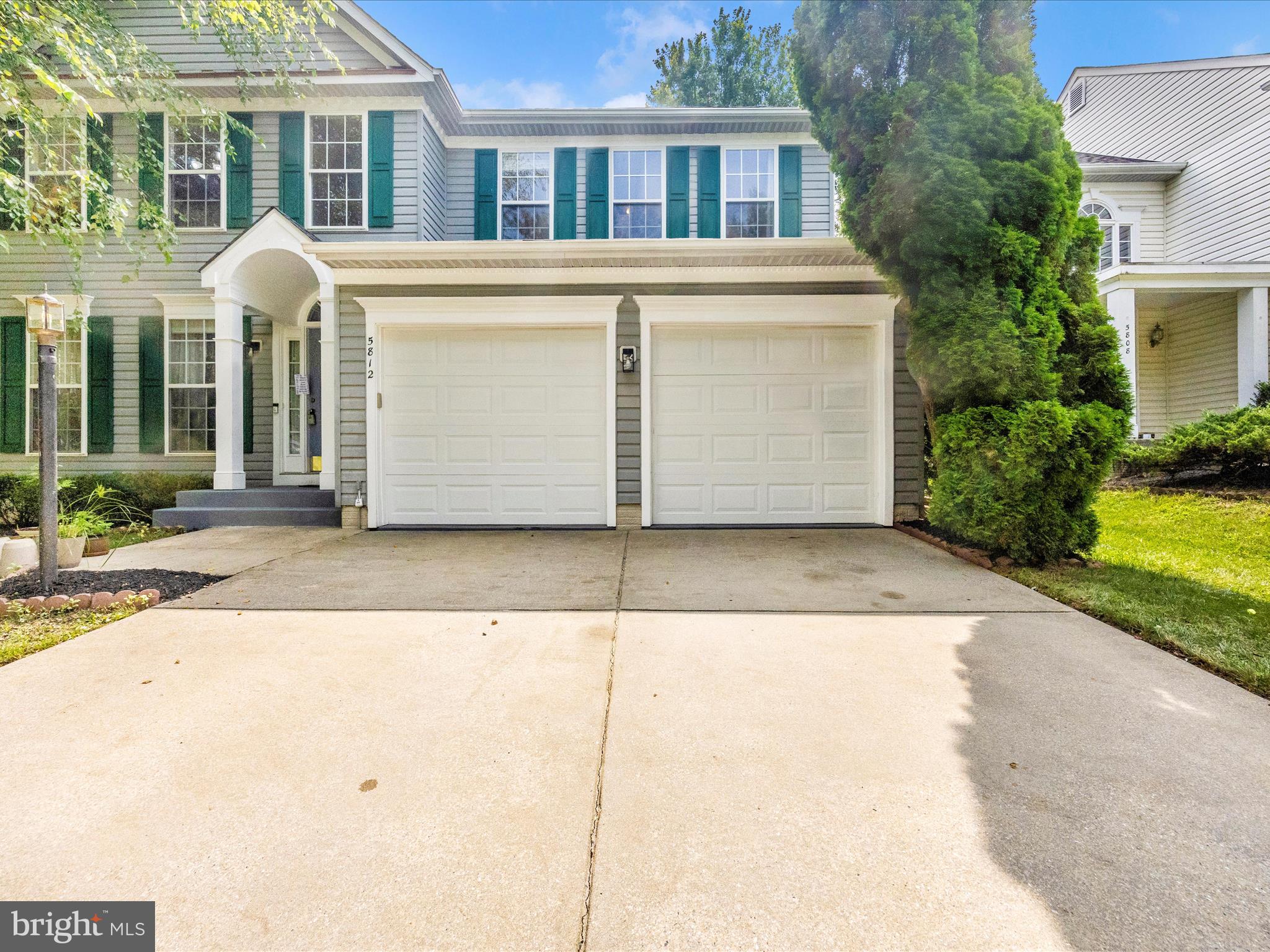 5812 WHITE PEBBLE PATH