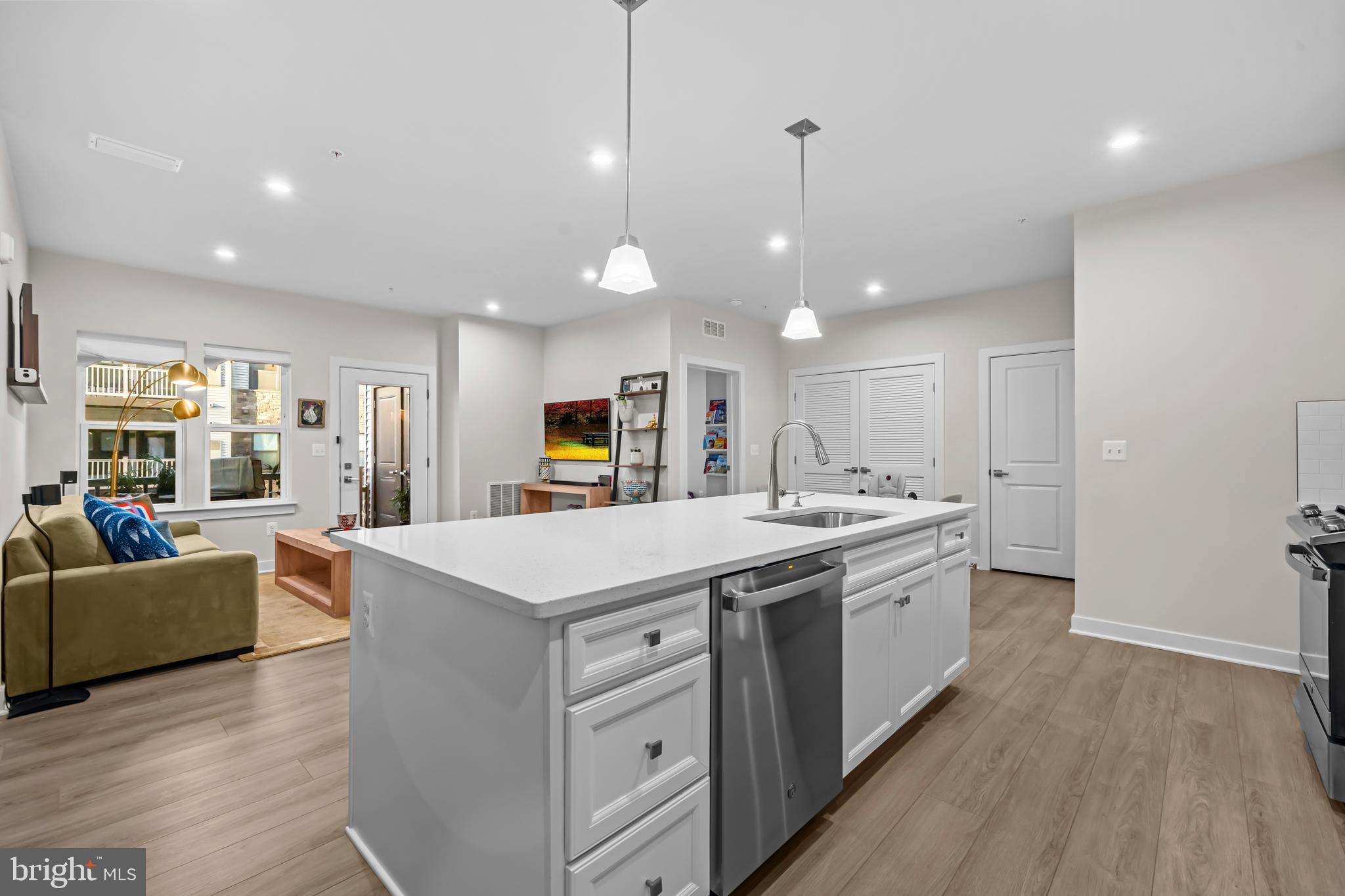 LOUDOUN VIEW CONDO FLATS - Residential