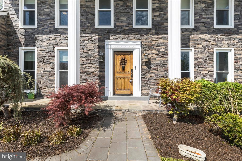 Photo of 17104 Laburnum Ct, ROCKVILLE, MD 20855 (MLS # MDMC2223332)