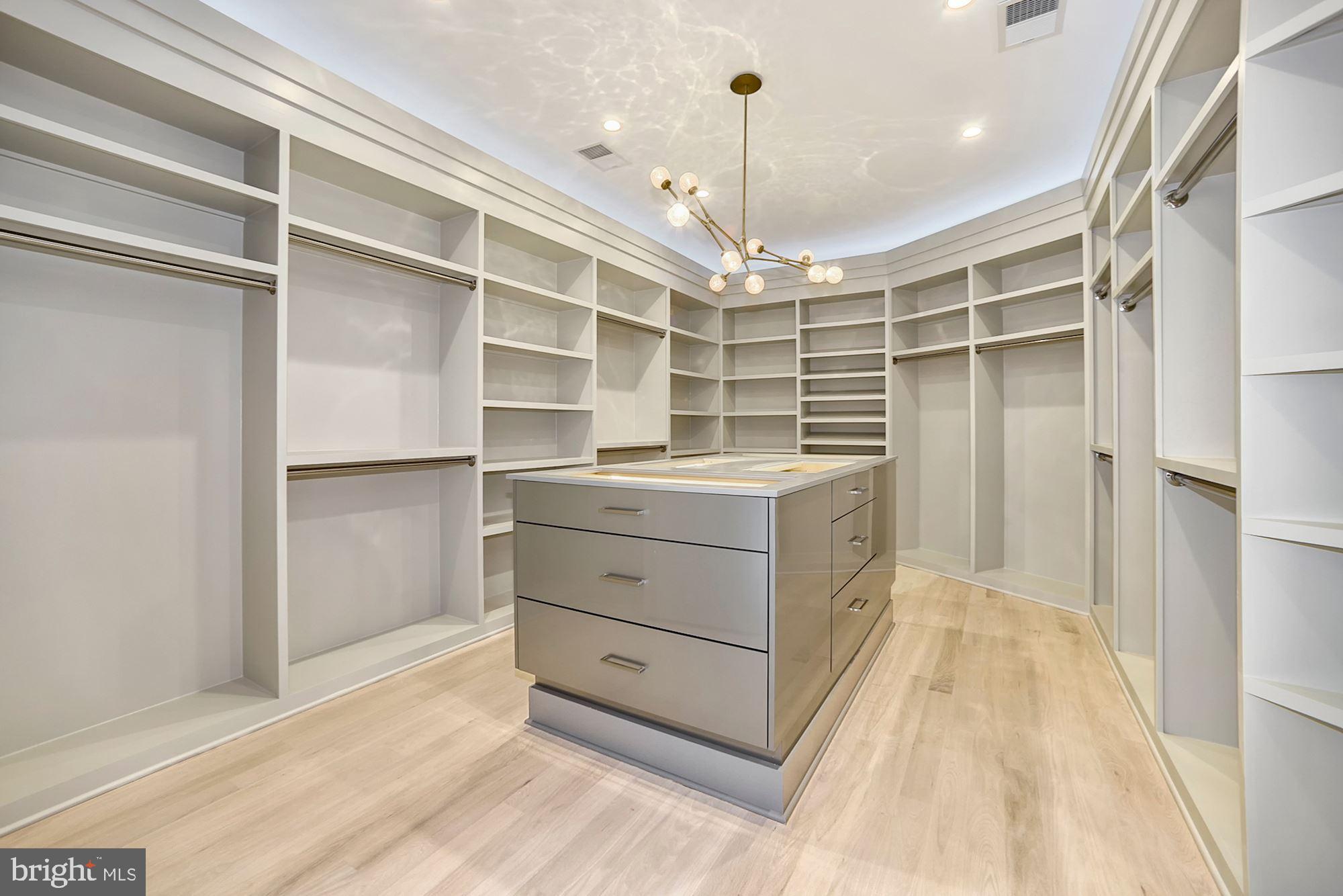 WILLIAMSBURG VILLAGE - Residential