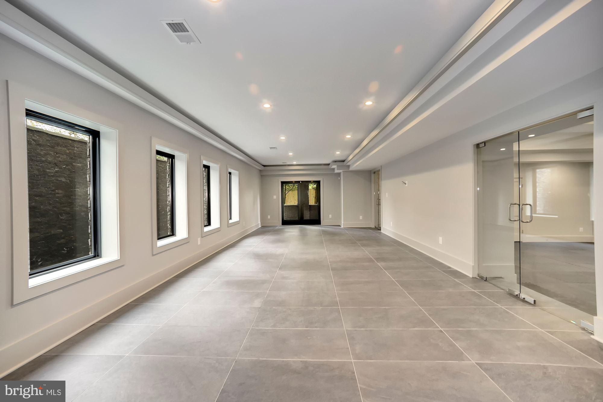 WILLIAMSBURG VILLAGE - Residential