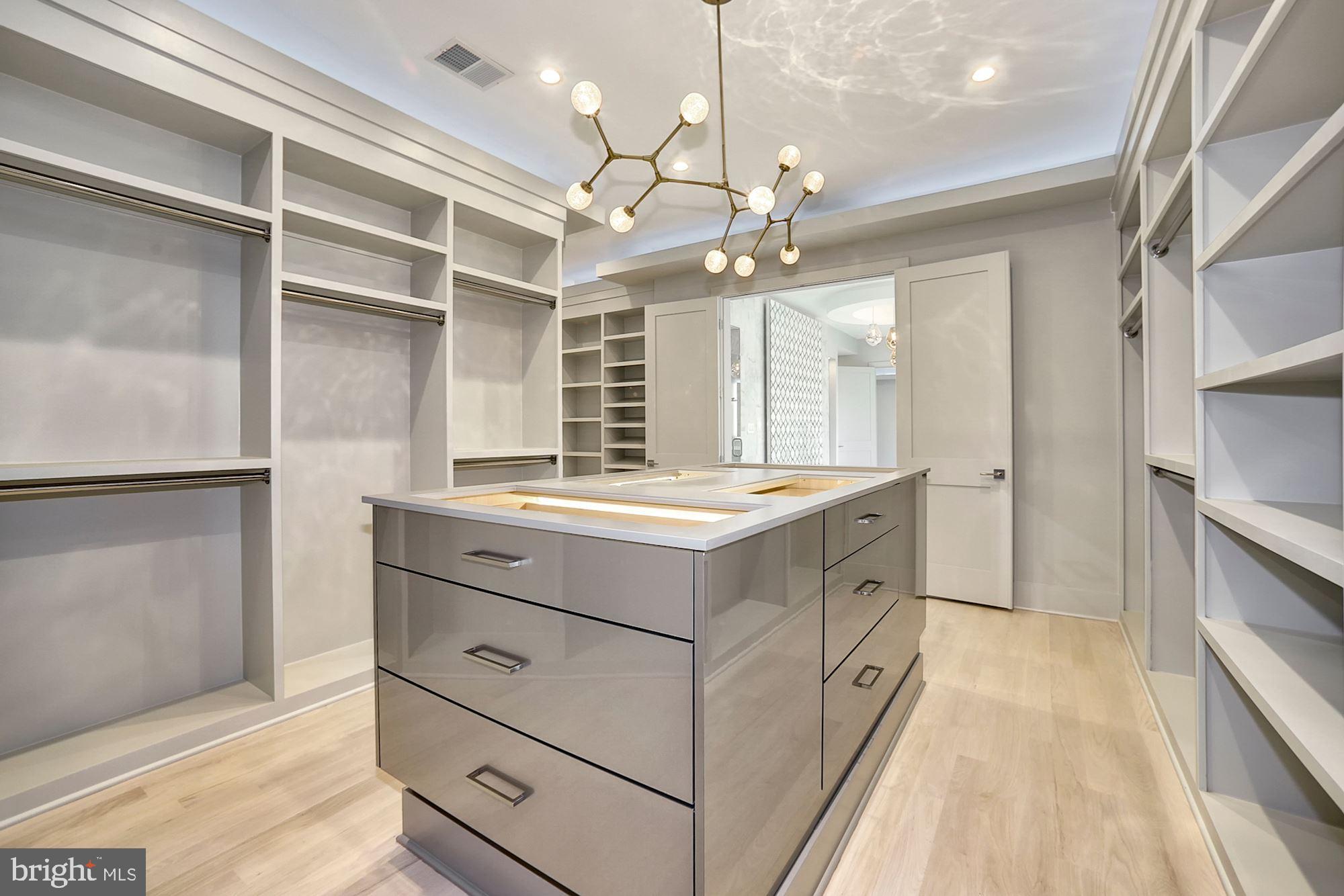 WILLIAMSBURG VILLAGE - Residential