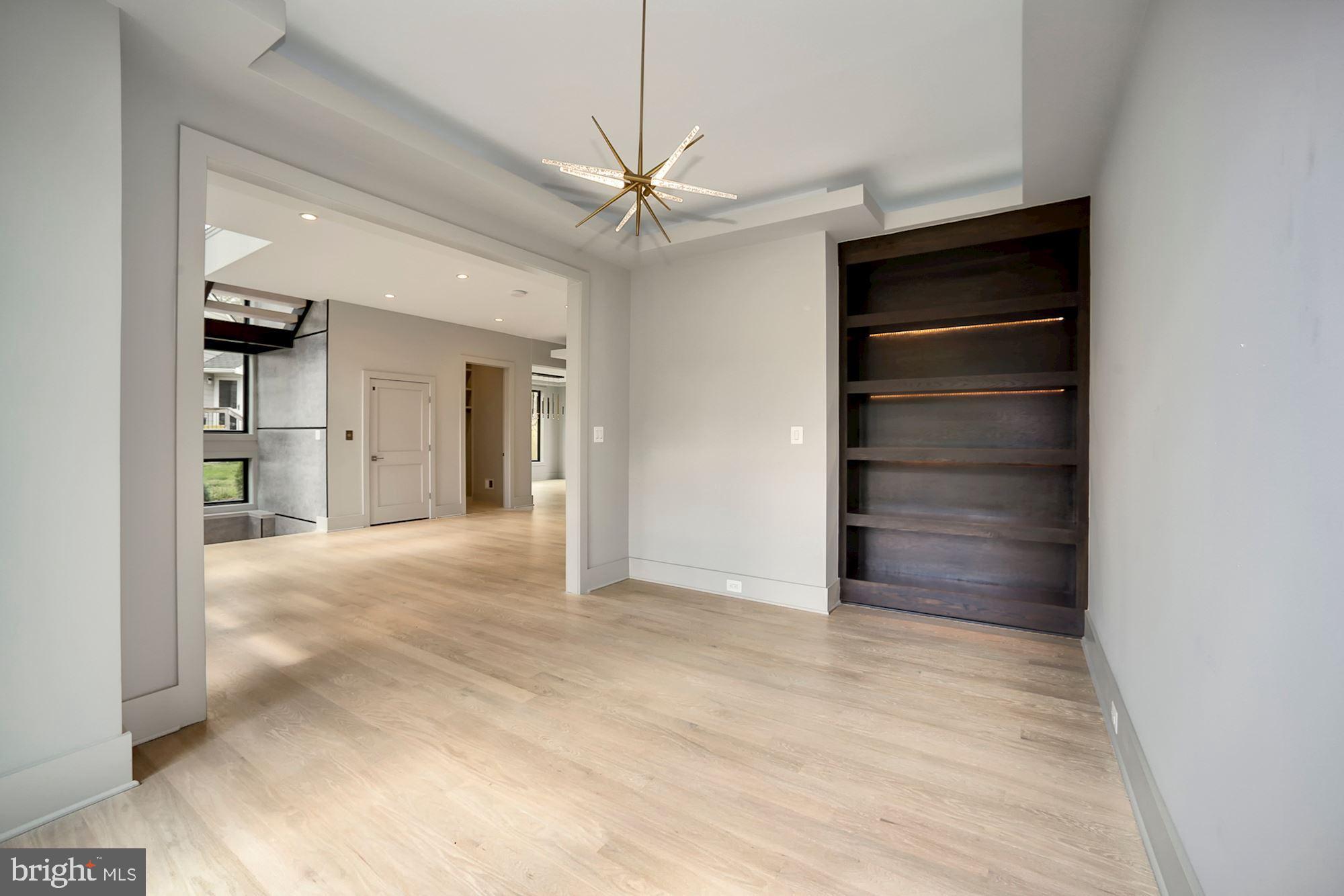 WILLIAMSBURG VILLAGE - Residential