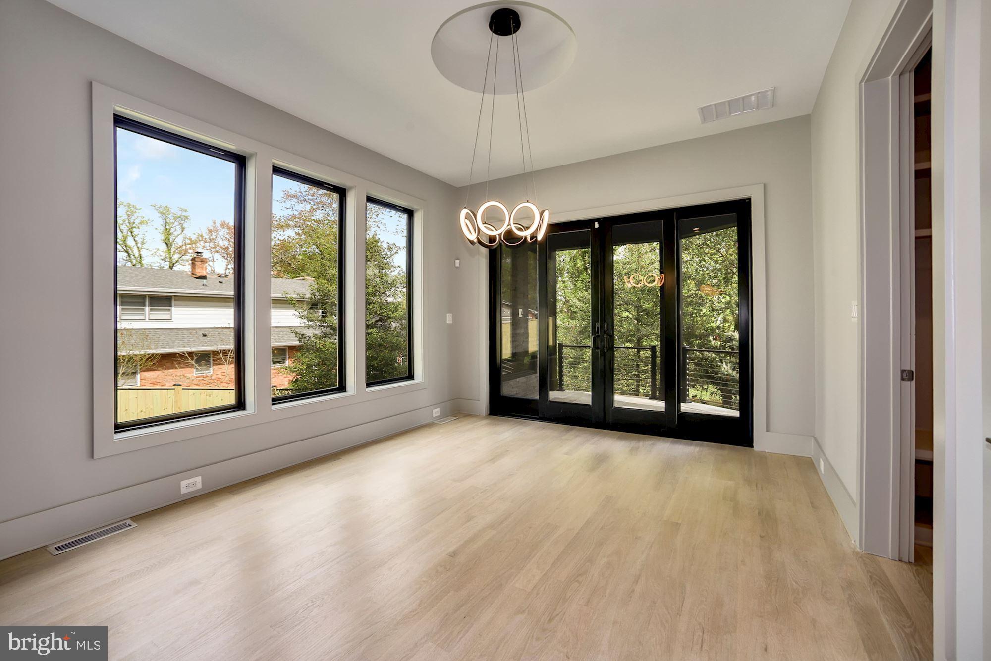 WILLIAMSBURG VILLAGE - Residential