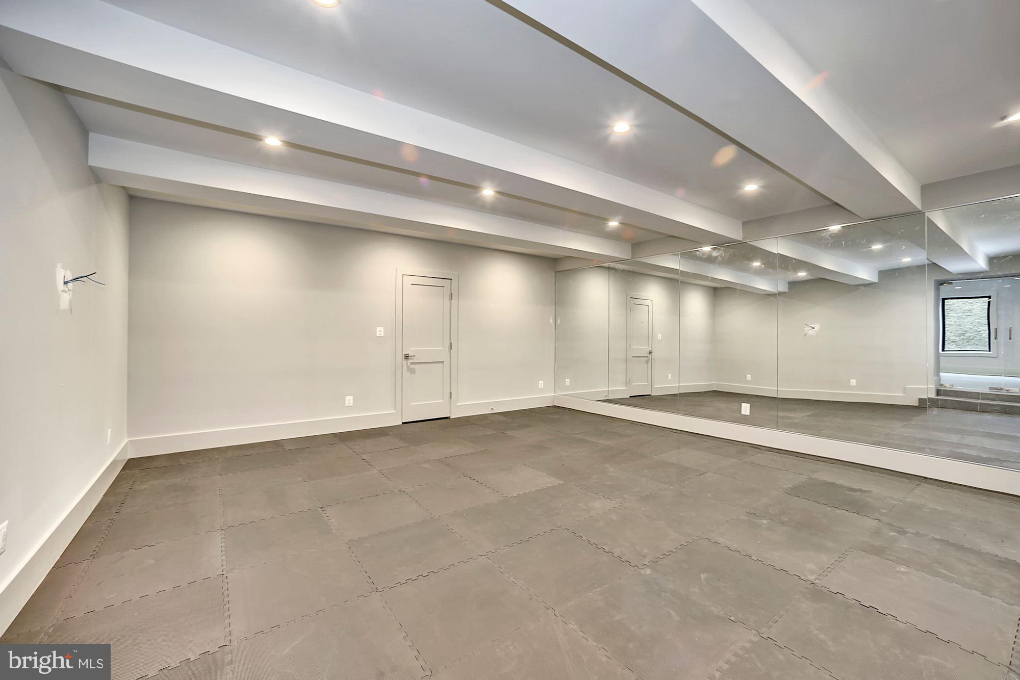 WILLIAMSBURG VILLAGE - Residential