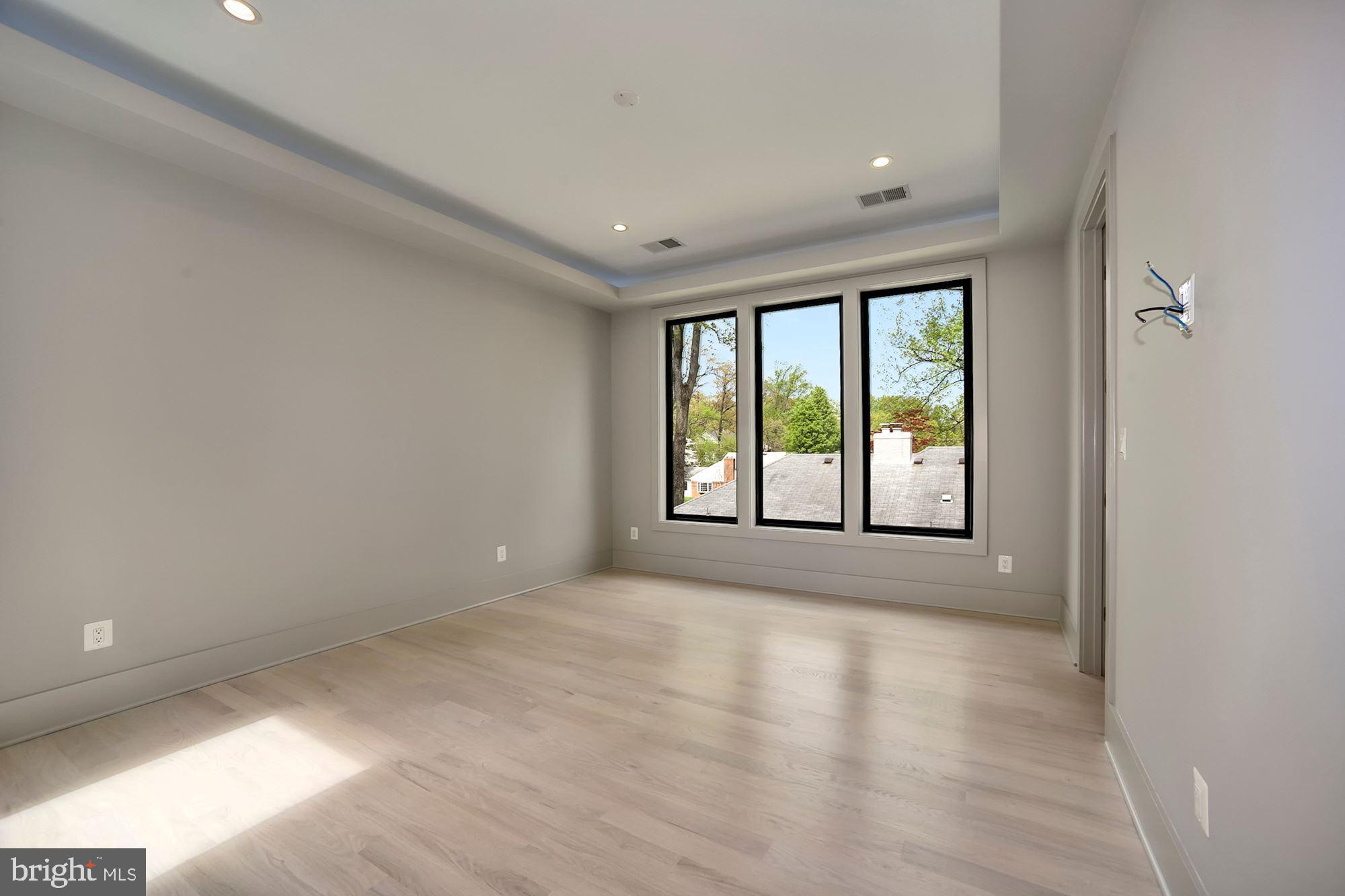 WILLIAMSBURG VILLAGE - Residential